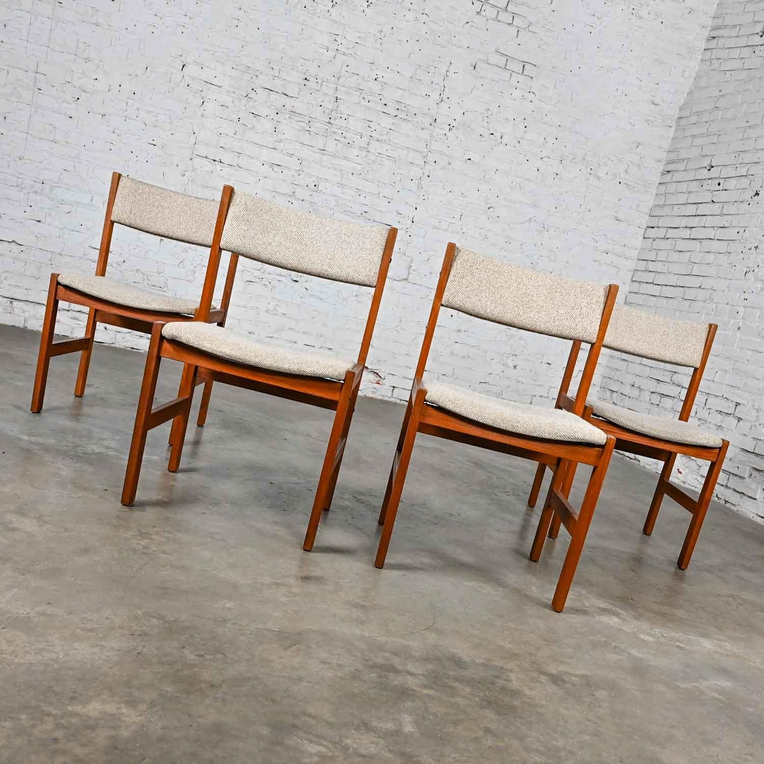 4 chaises de salle à manger de style scandinave moderne Sun Furniture en teck et tissu grège en vente 1