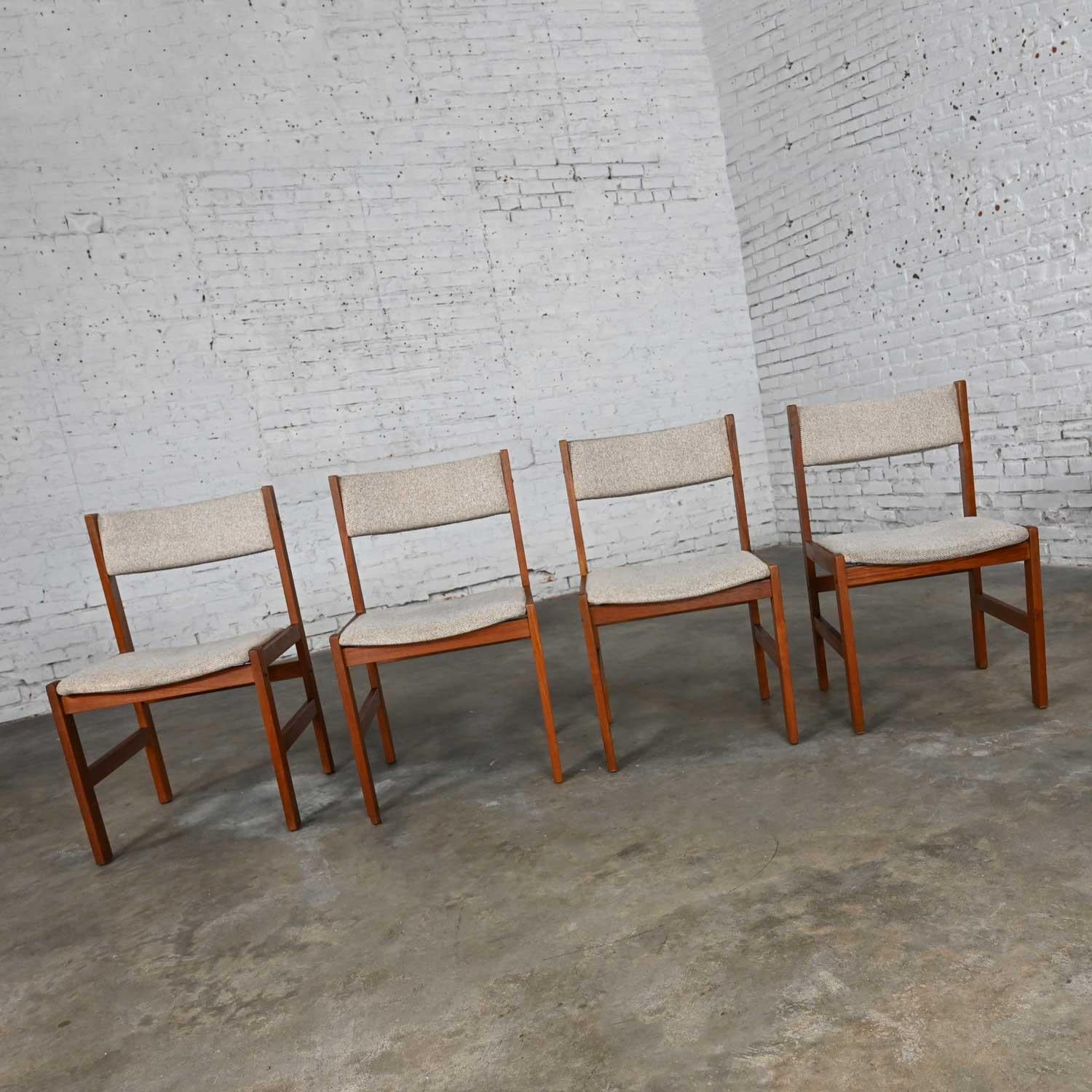 4 chaises de salle à manger de style scandinave moderne Sun Furniture en teck et tissu grège en vente 2