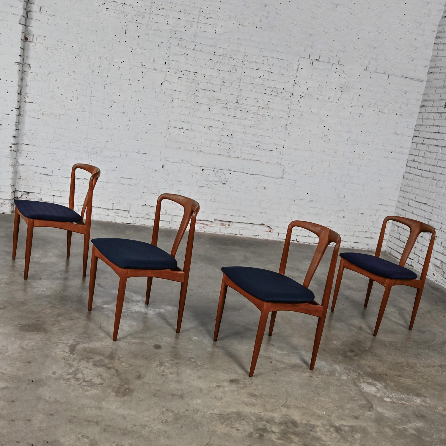4 chaises de salle à manger scandinaves modernes en teck Juliane attribuées à Johannes Andersen Bon état - En vente à Topeka, KS