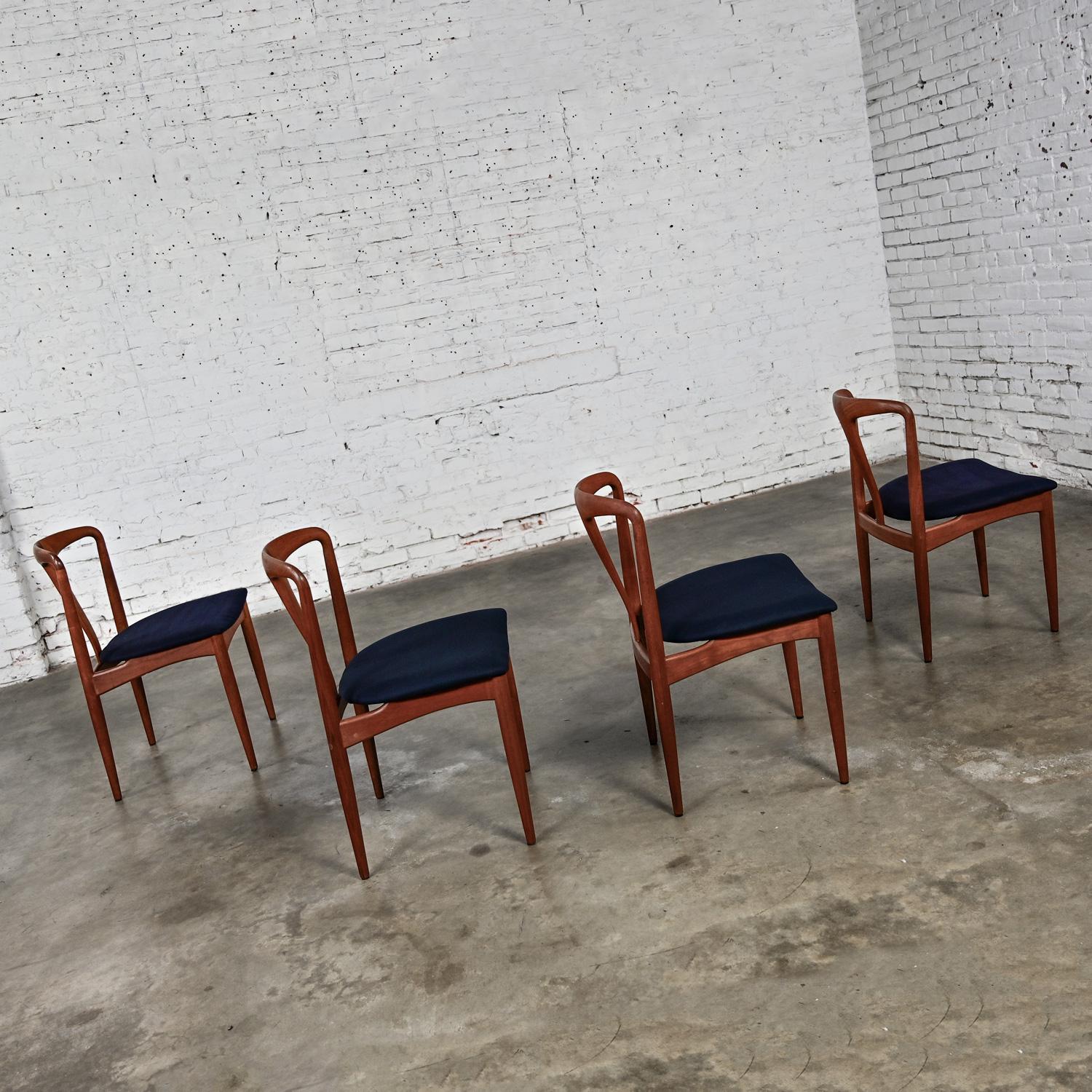 20ième siècle 4 chaises de salle à manger scandinaves modernes en teck Juliane attribuées à Johannes Andersen en vente