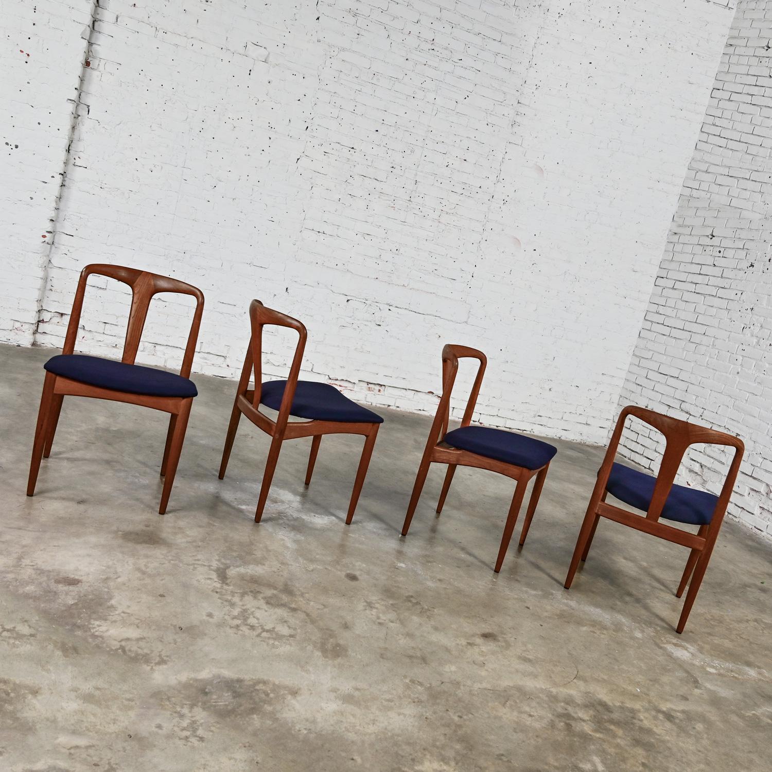 4 Scandinavian Modern Teak Juliane Dining Chairs Attributed to Johannes Andersen For Sale 1