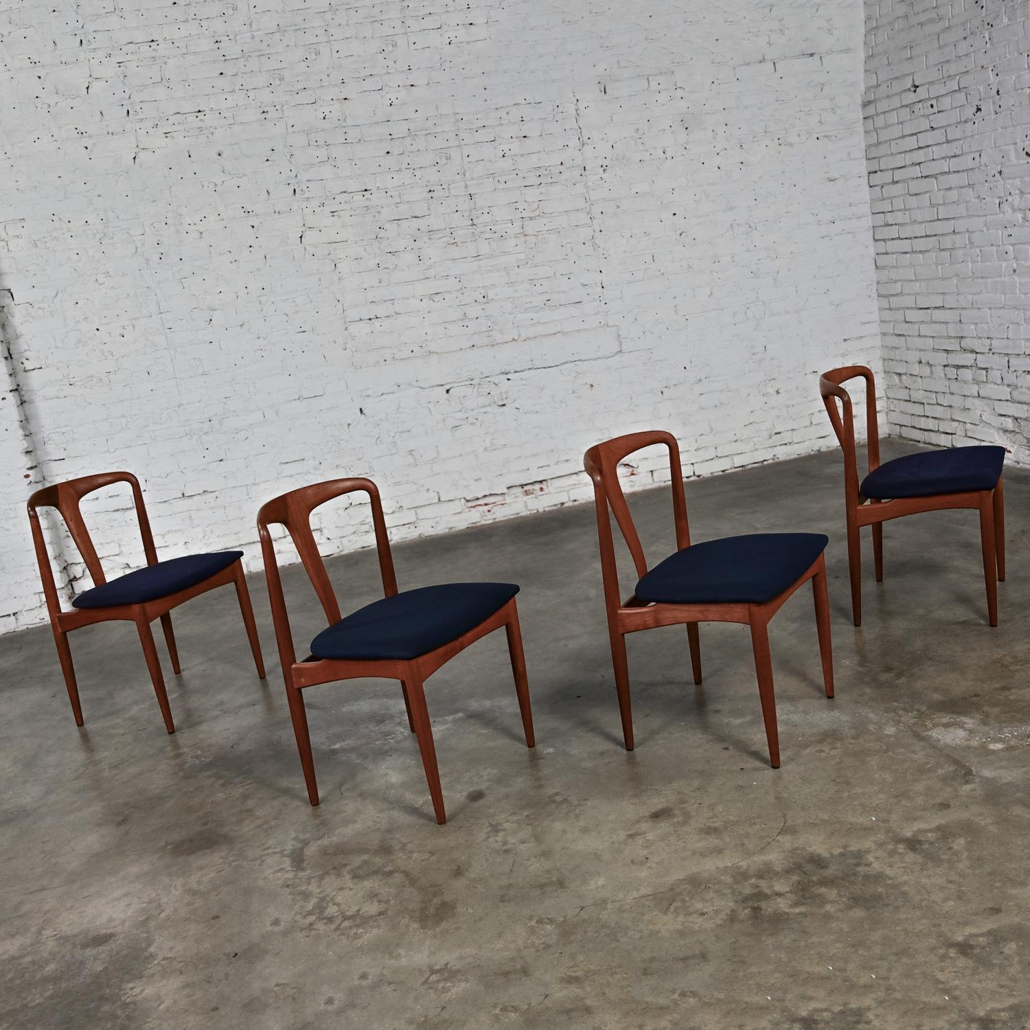 4 Scandinavian Modern Teak Juliane Dining Chairs Attributed to Johannes Andersen For Sale 2