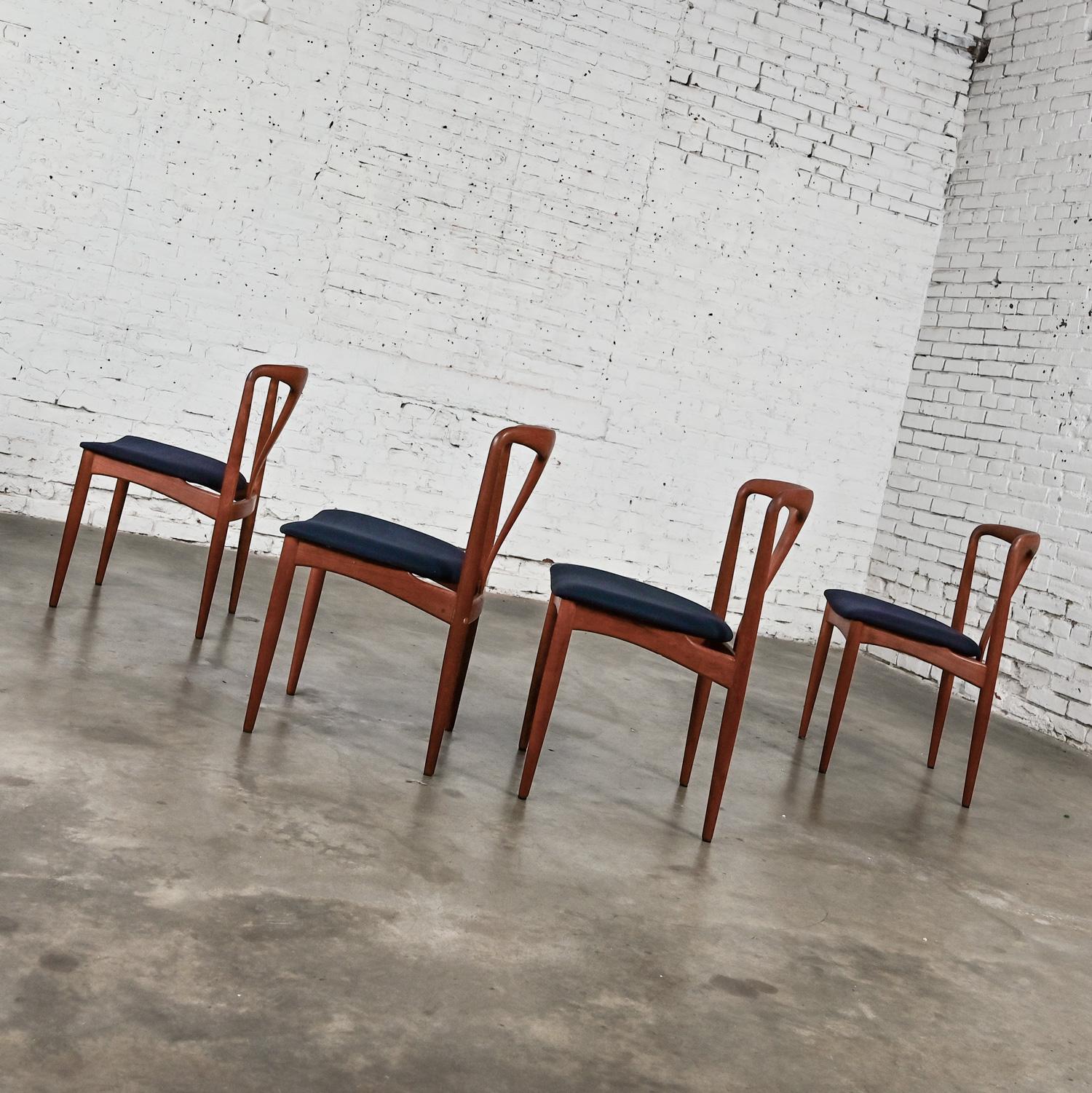 4 Scandinavian Modern Teak Juliane Dining Chairs Attributed to Johannes Andersen For Sale 3