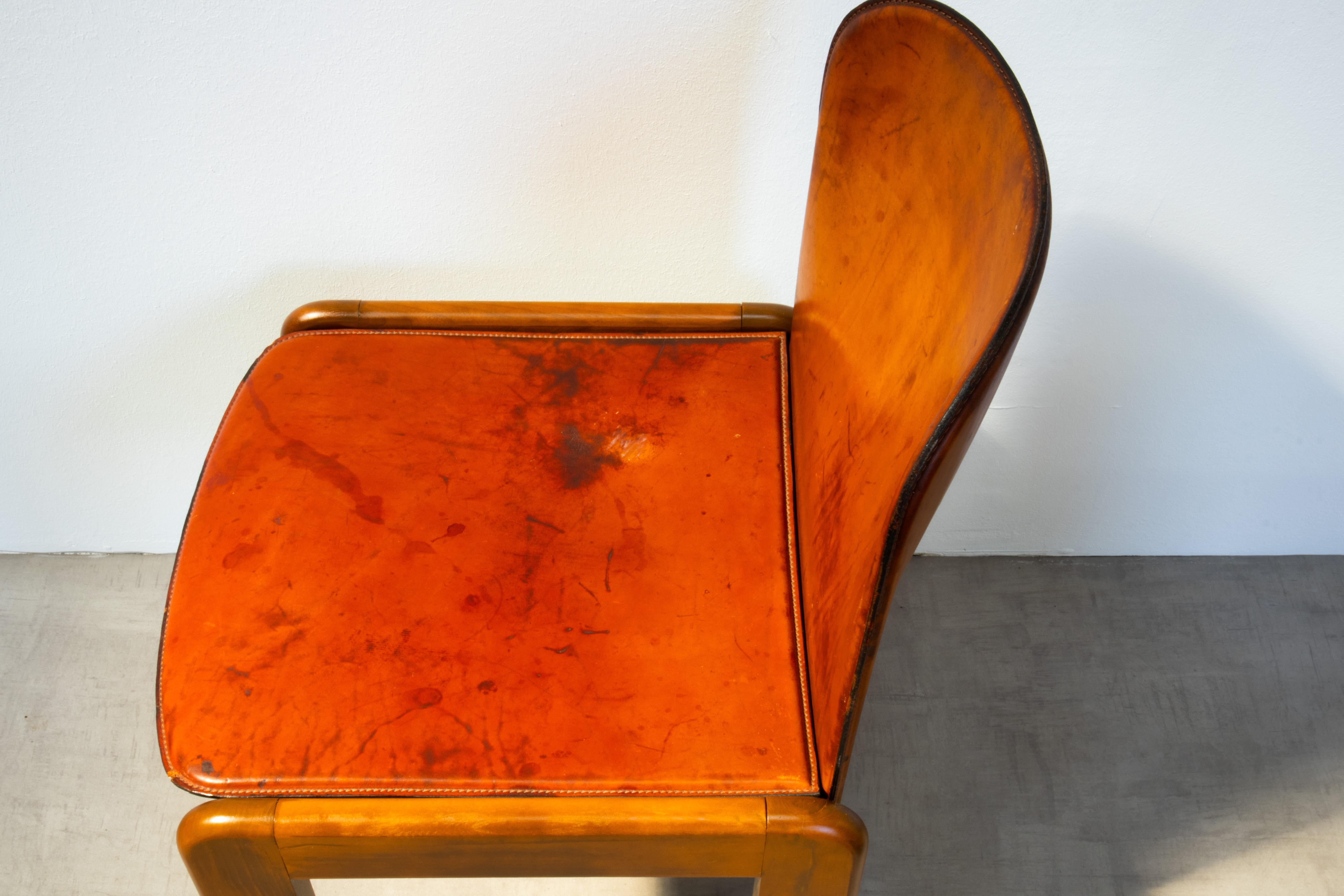 4 sedie attribuite a Scarpa in pelle patinata cognac e noce, Italia anni '60 in vendita 8