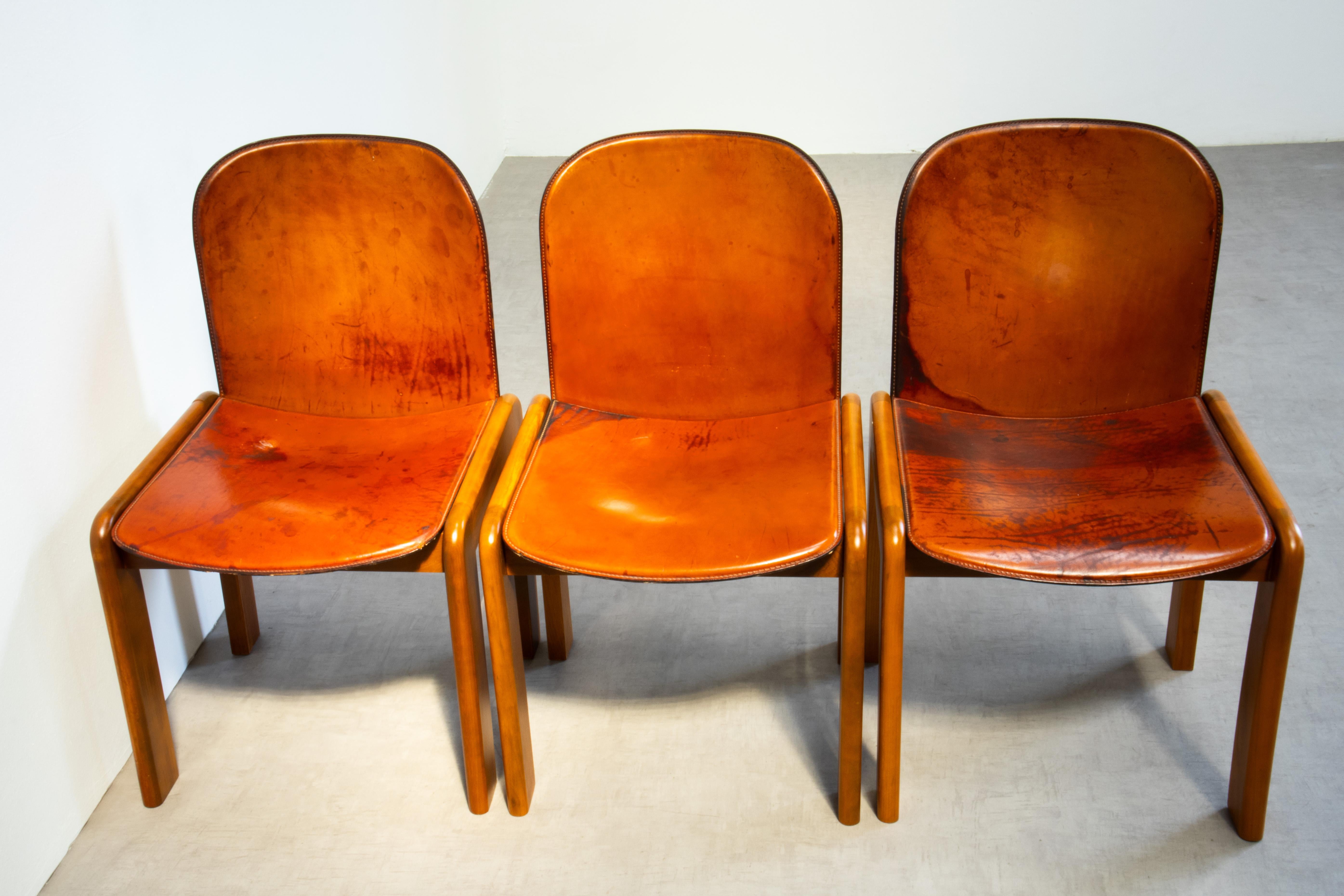 4 sedie attribuite a Scarpa in pelle patinata cognac e noce, Italia anni '60 in vendita 9