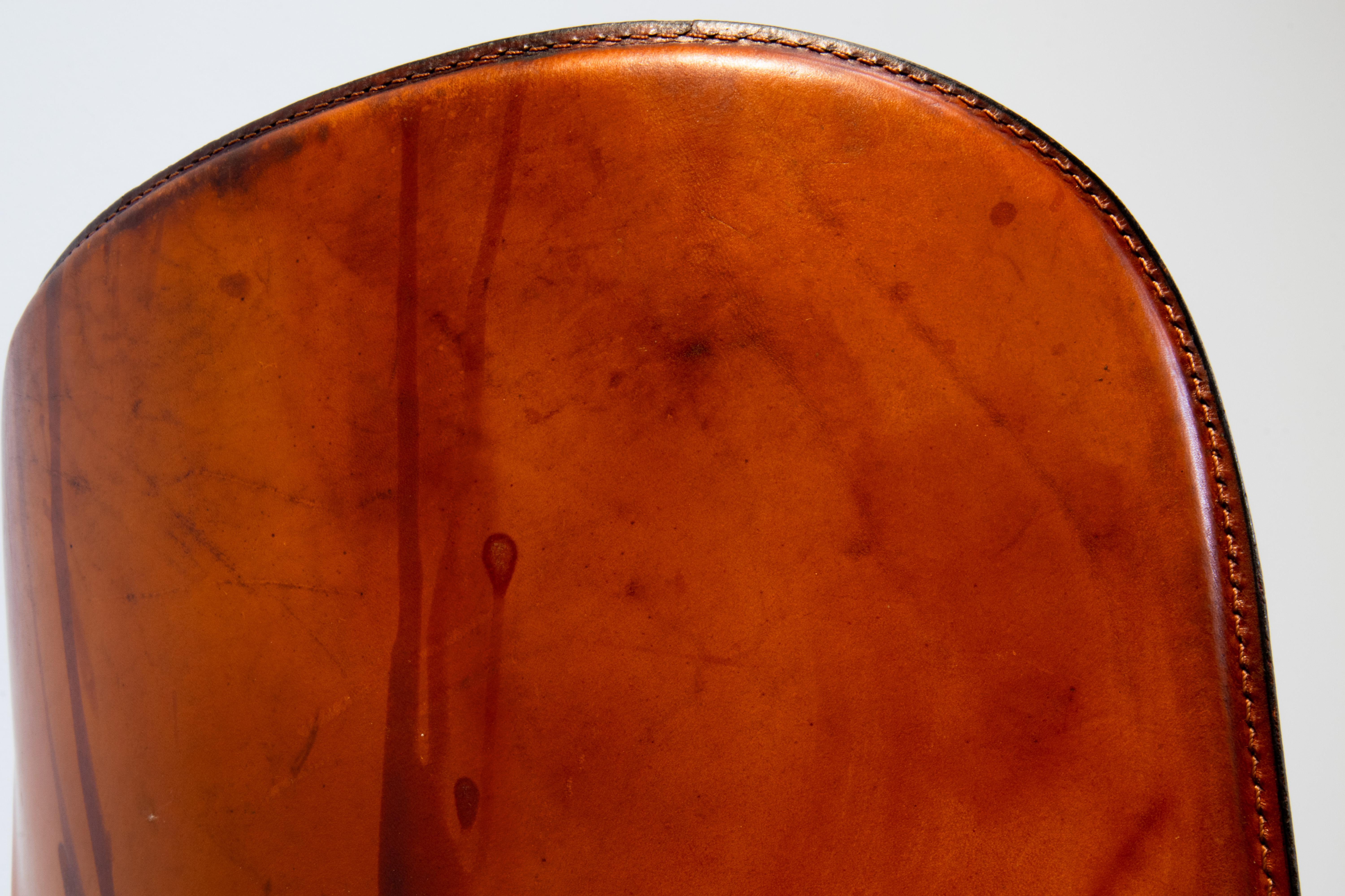 4 sedie attribuite a Scarpa in pelle patinata cognac e noce, Italia anni '60 in vendita 11