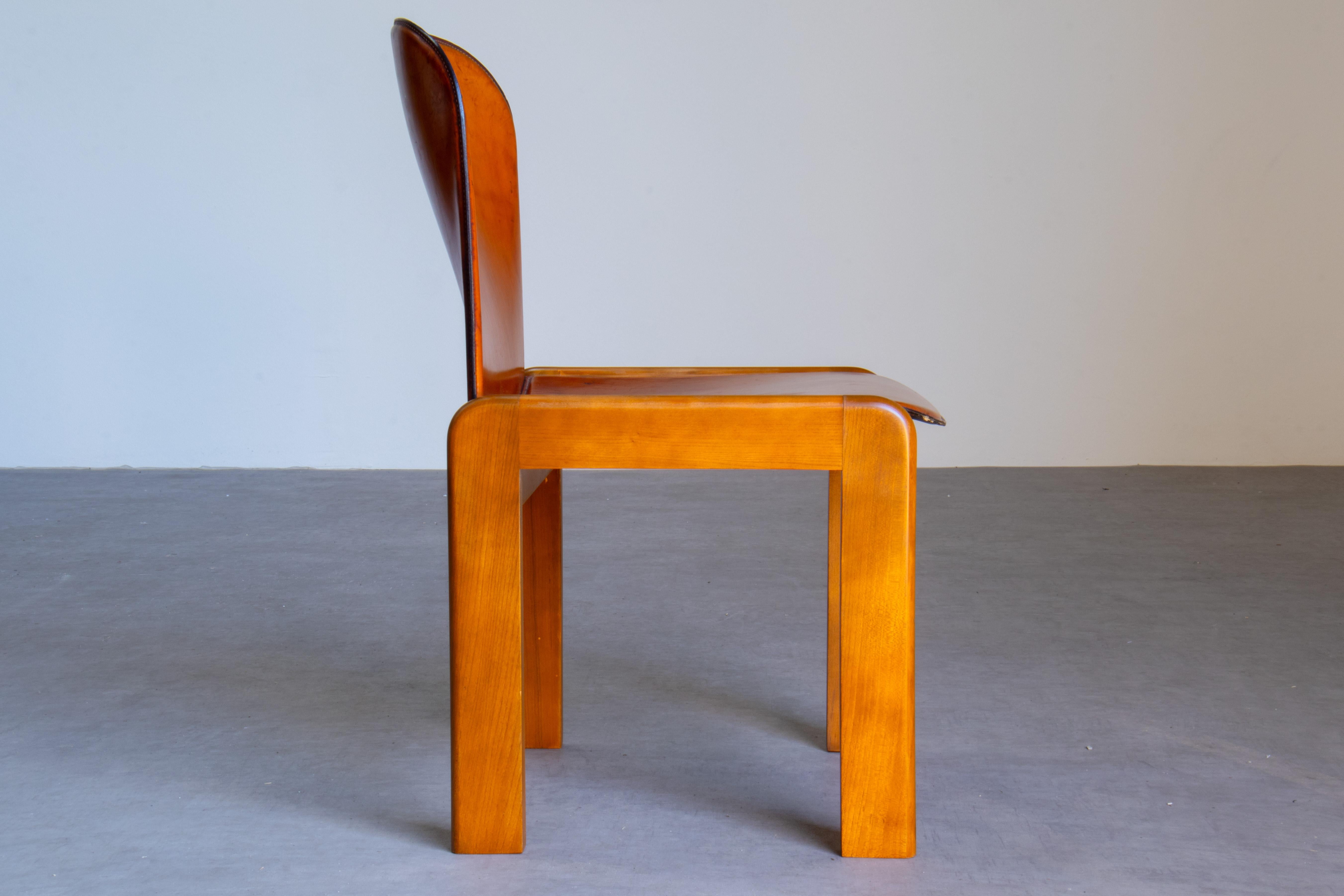 Mid-Century moderno 4 sedie attribuite a Scarpa in pelle patinata cognac e noce, Italia anni '60 in vendita