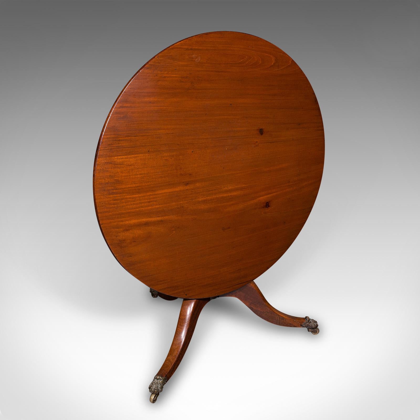 Il s'agit d'une table à manger ancienne. Table circulaire à plateau basculant en acajou, datant de la période Regency, vers 1820.

De superbes proportions avec une belle présentation
Présente une patine d'usage désirable et est en bon état.
Le stock