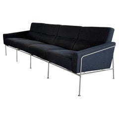 4 Seat Sofa S3300 Design of Arne Jacobsen Made by Fritz Hansen