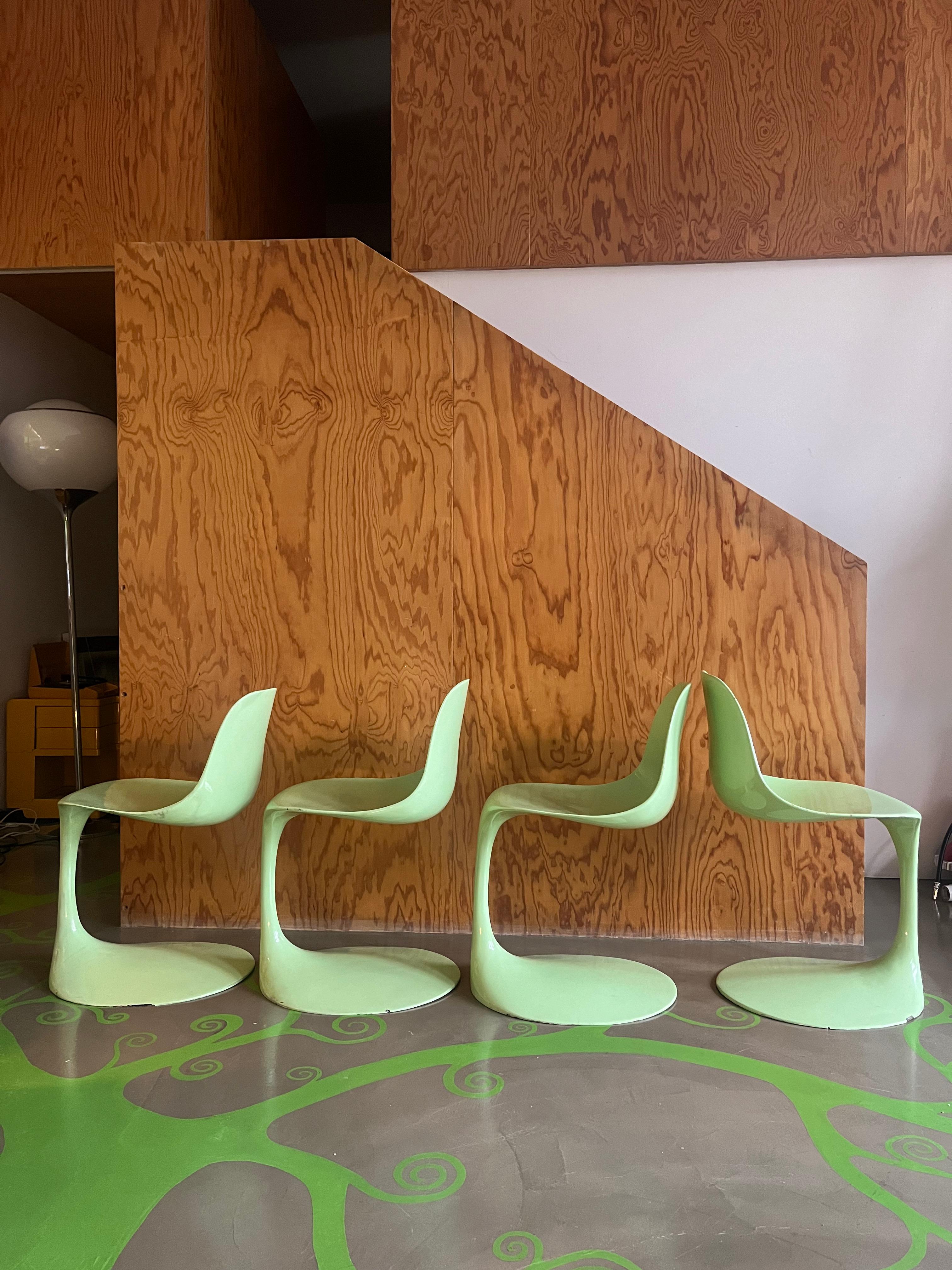 4 sedie disegnate da Rudi Bonzanini per Tecnosalotto. 
Le sedie in vetroresina in colorazione verde mela brillante sono in buone condizioni. Piccole differenze di altezza tra loro. 

Il colore è mancante in alcuni punti della base.  

Si intravede