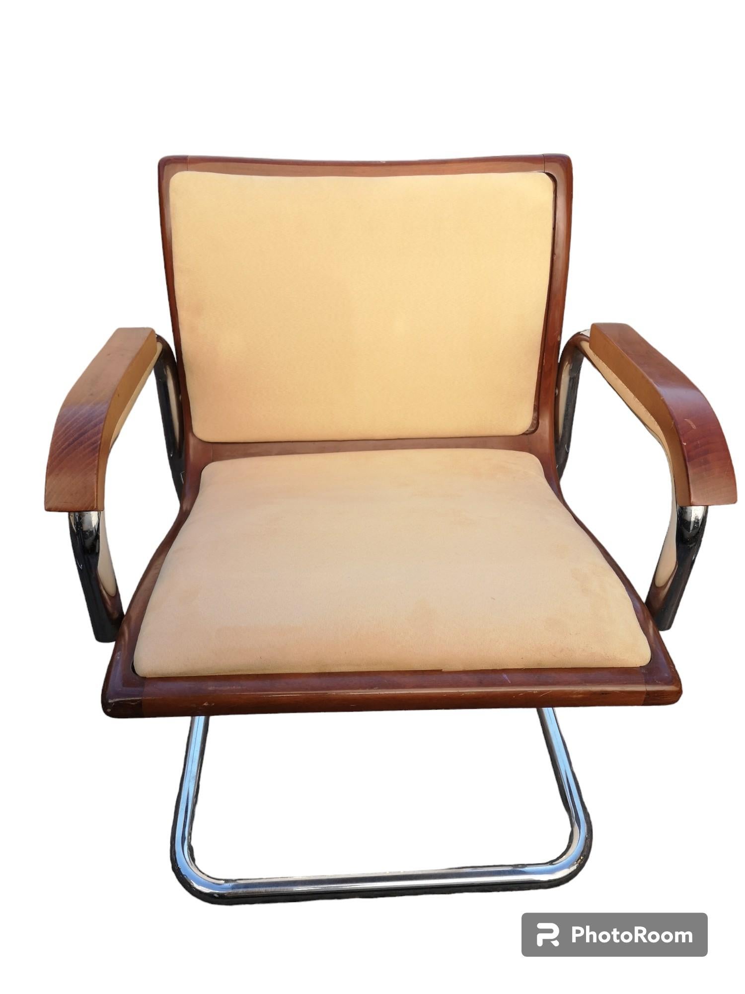 4 sedie tipo modello Cesca con struttura in acciaio e legno di noce e rivestite in tessuto alcantara anni 70 in buone condizioni.
La seduta e lo schienale sono dei pannelli smontabili.
Misure della sedia:
Larghezza   56 cm
Profondità   60 cm
Altezza