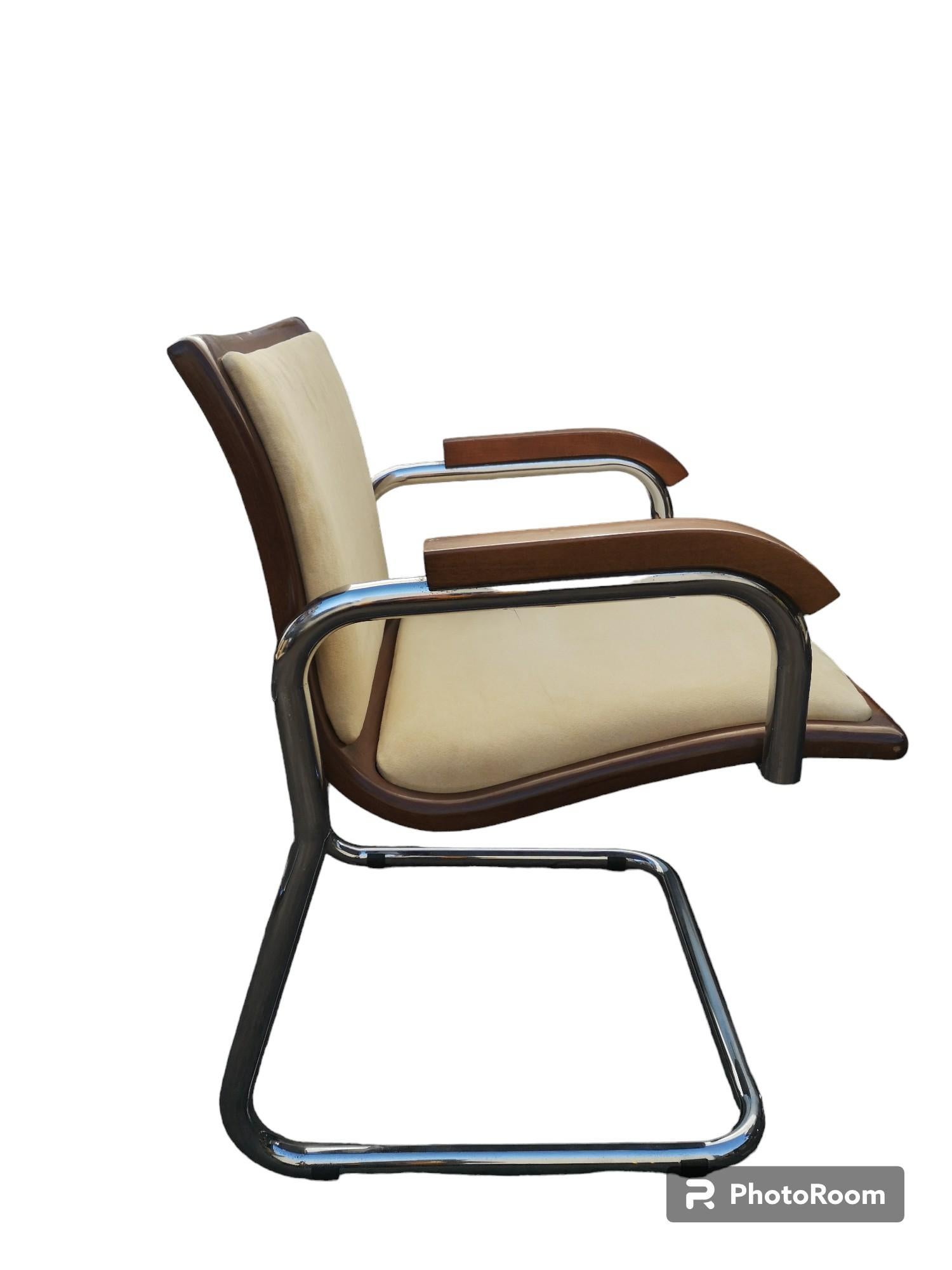 Late 20th Century 4 chaises vintage en bois, acier et tissu Alcantara des années 1970 en vente