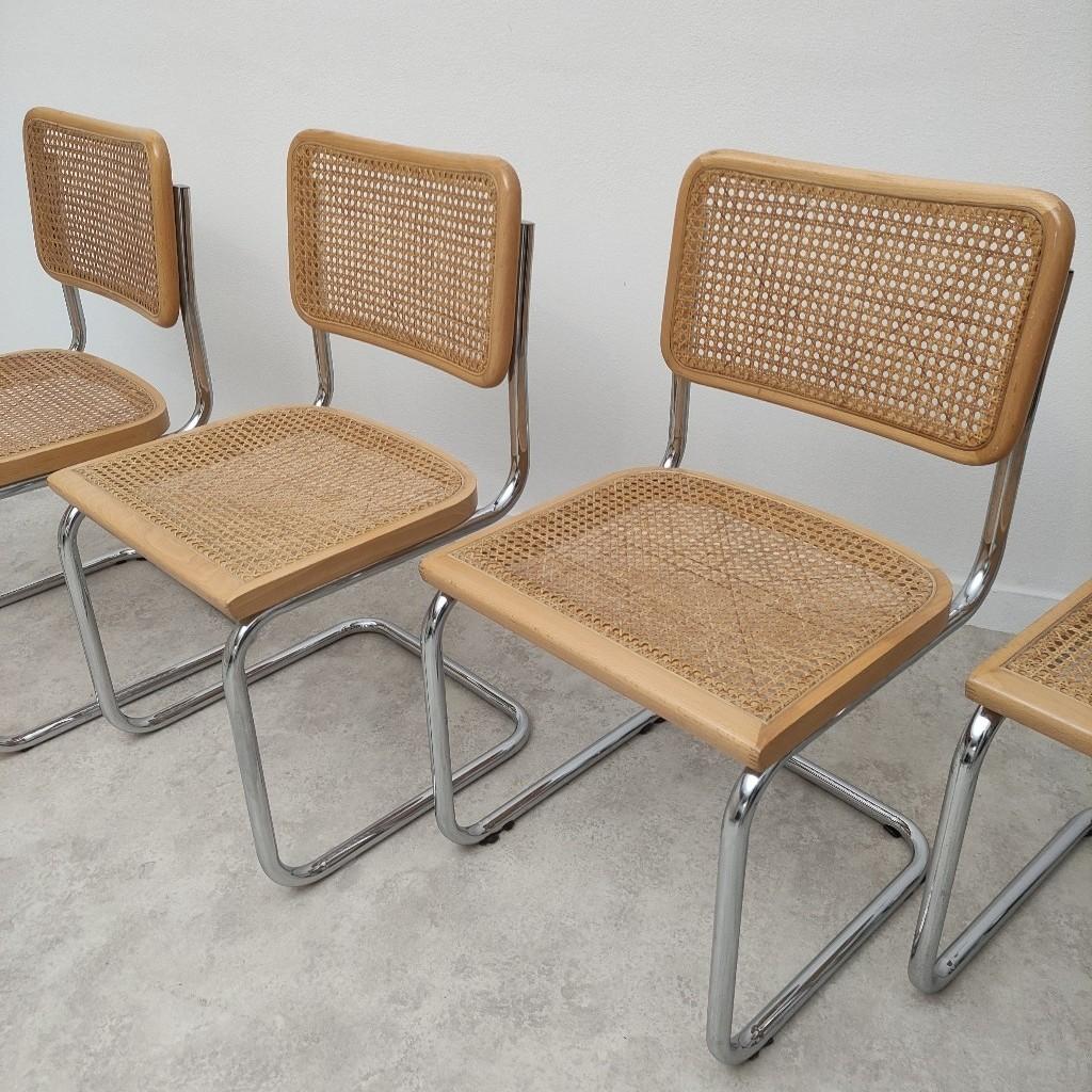 This Is and original 1970 set of 4 Cesca chairs made in Italy.
Amazing material and wood connection as well as the original Bauhaus model.
Good condition, good structure, no rusty on metal structure.

