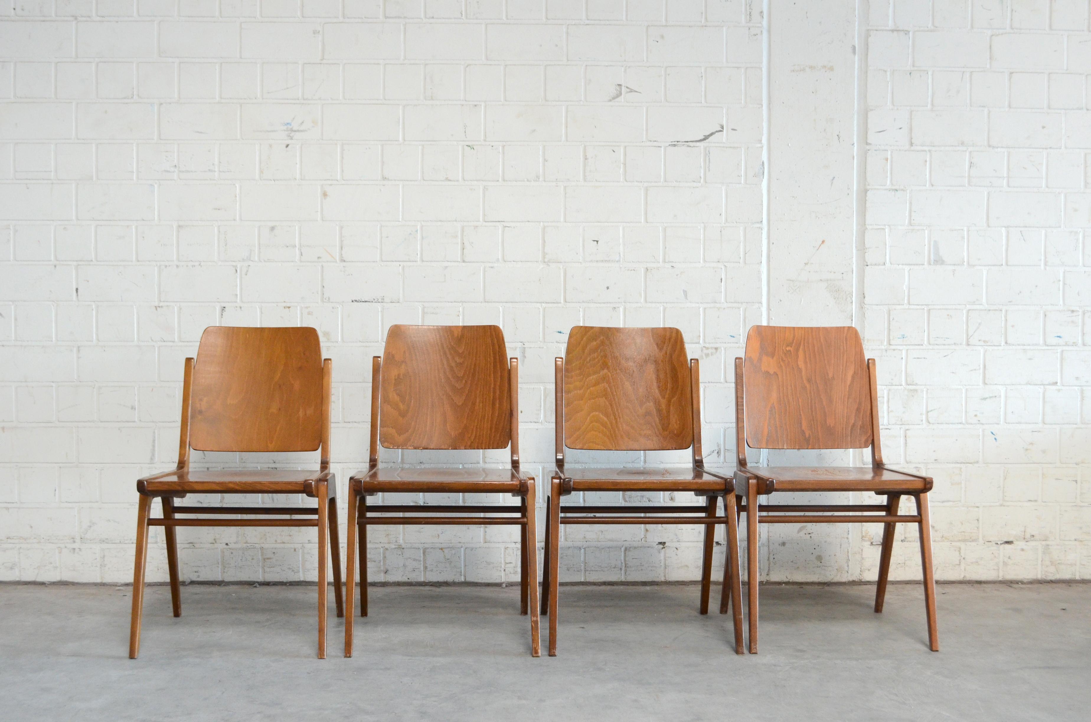 Diese Austro-Stühle wurden 1959 vom österreichischen Architekten Franz Schuster entworfen und von Wiesner Hager produziert.
Der Stuhl wird auch als 