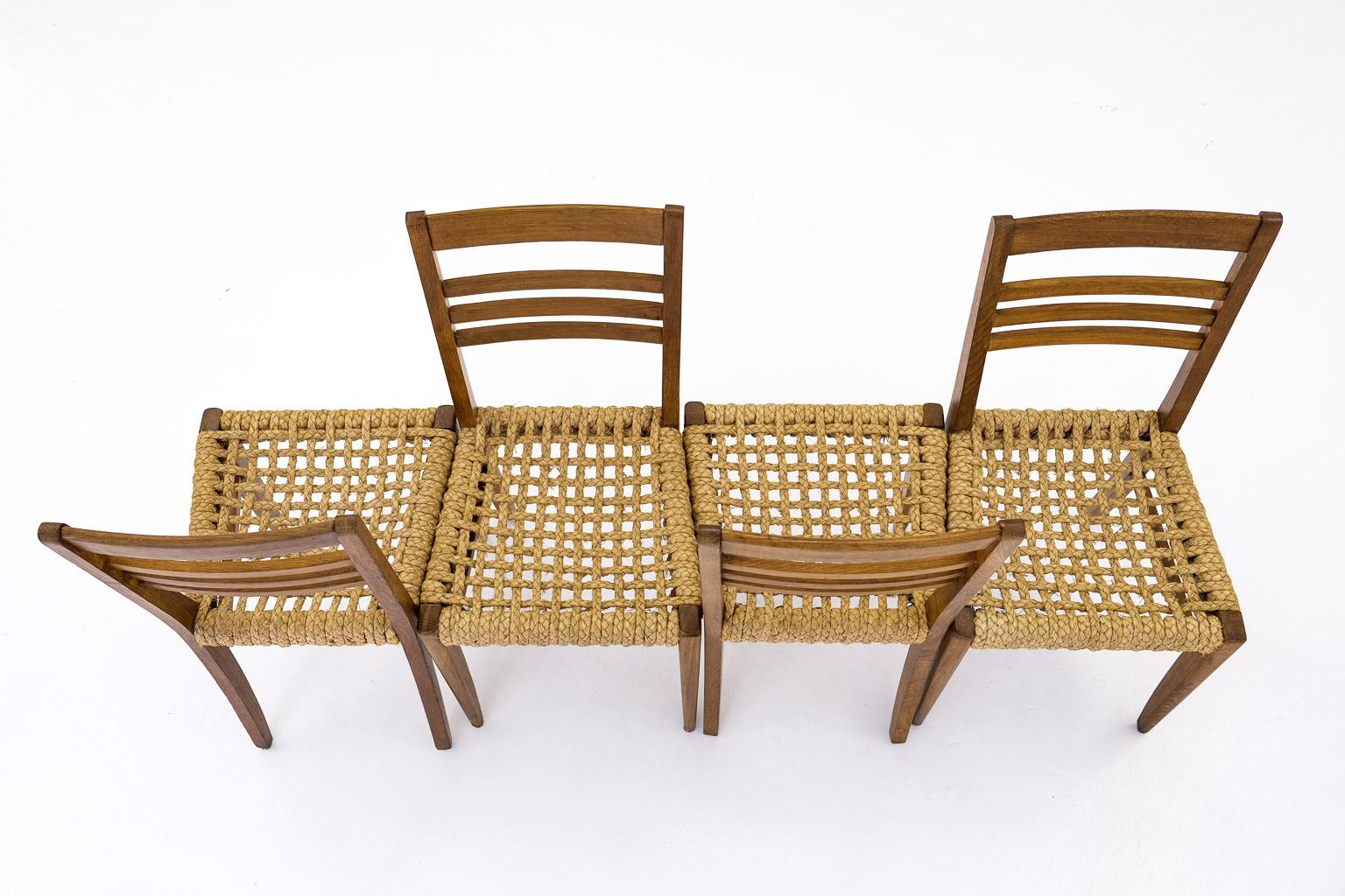 ein satz von vier seilgeschlungenen esszimmerstühlen, entworfen von audoux-minet für den französischen hersteller 