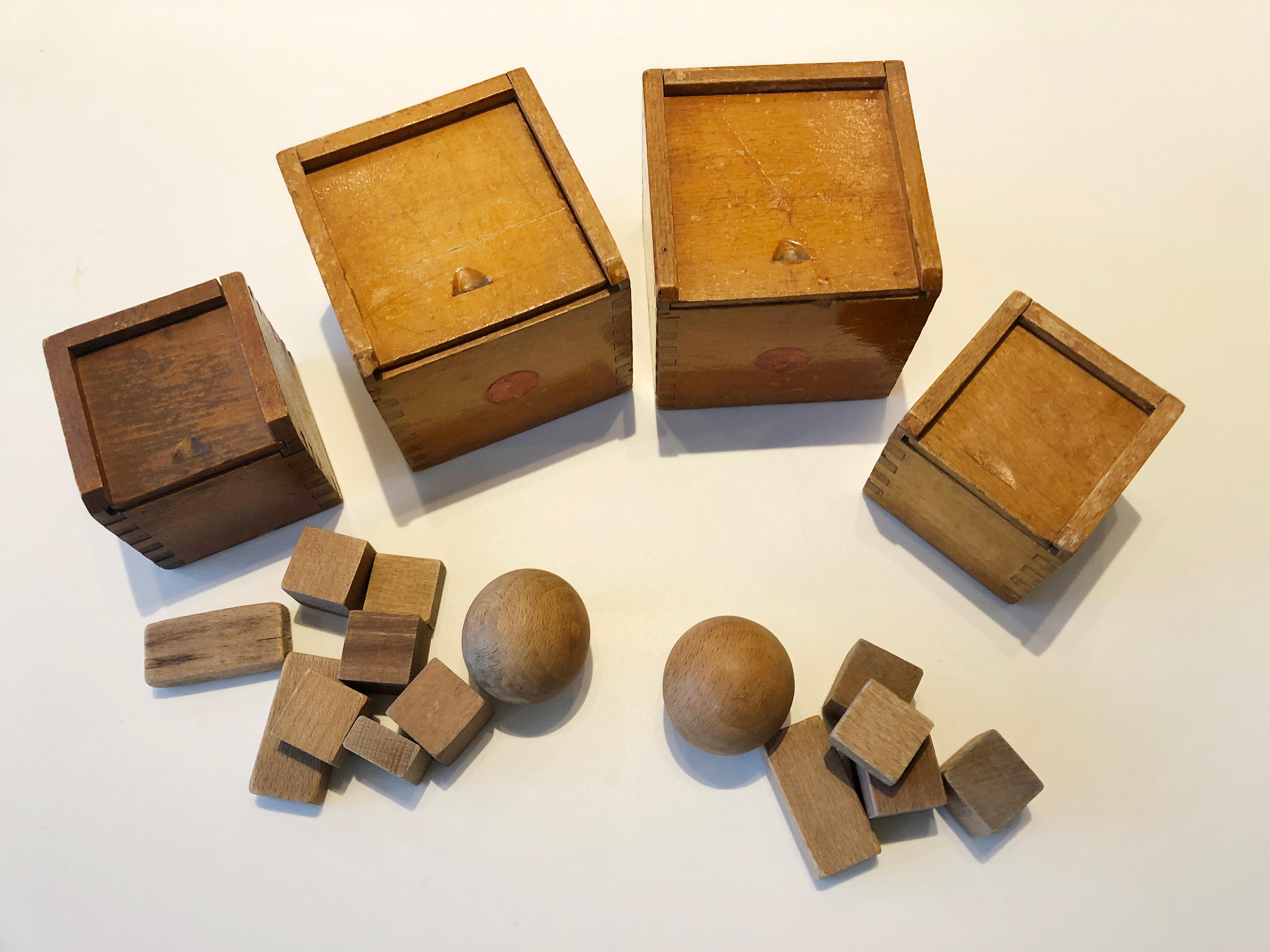 4 Very nice and decorative toy cubes boxes in two sizes. 1920s the Netherlands. Kropholler, Berlage, de Klerk, Kramer, Gerrit Rietveld, Theo van Doesburg, De Stijl.

2 Large boxes 9,5 cm
Wooden ball in every box
2 small boxes 7cm
Comes with set