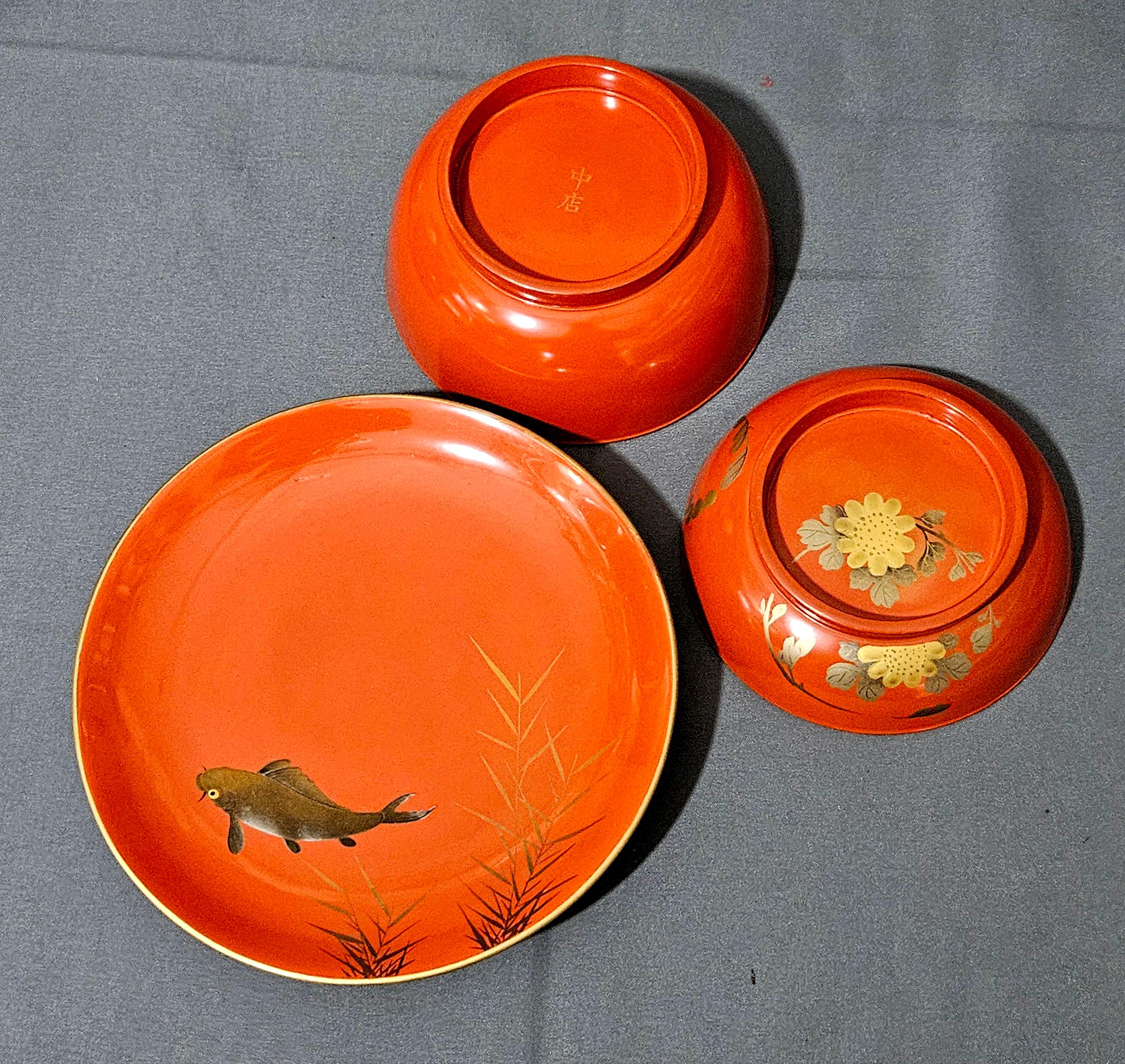 19th Century Japanese Gilt Lidded Rice Lacquer Bowls w/ Covers & Trays, Signed 19 Century For Sale