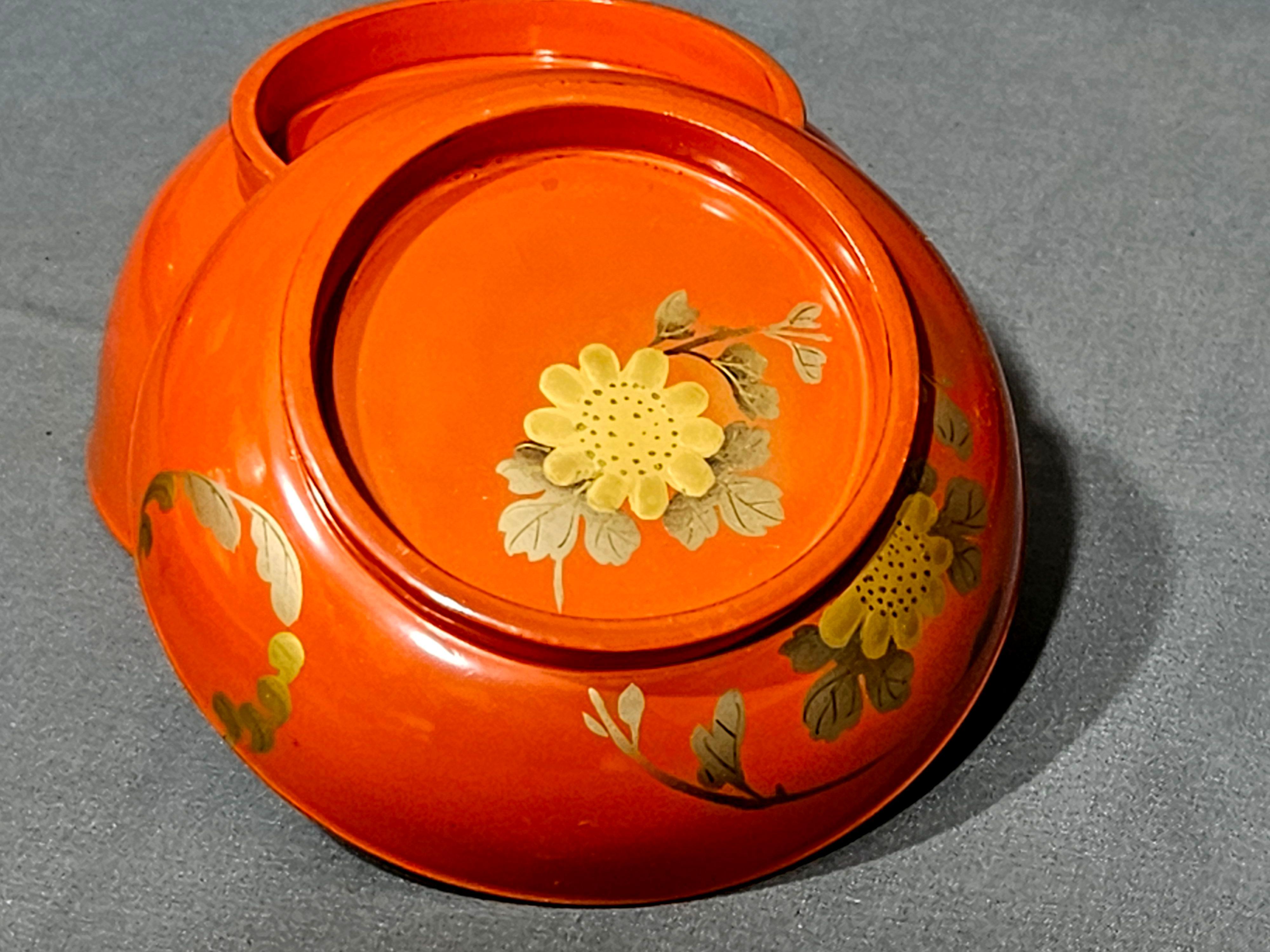 Japanese Gilt Lidded Rice Lacquer Bowls w/ Covers & Trays, Signed 19 Century For Sale 4