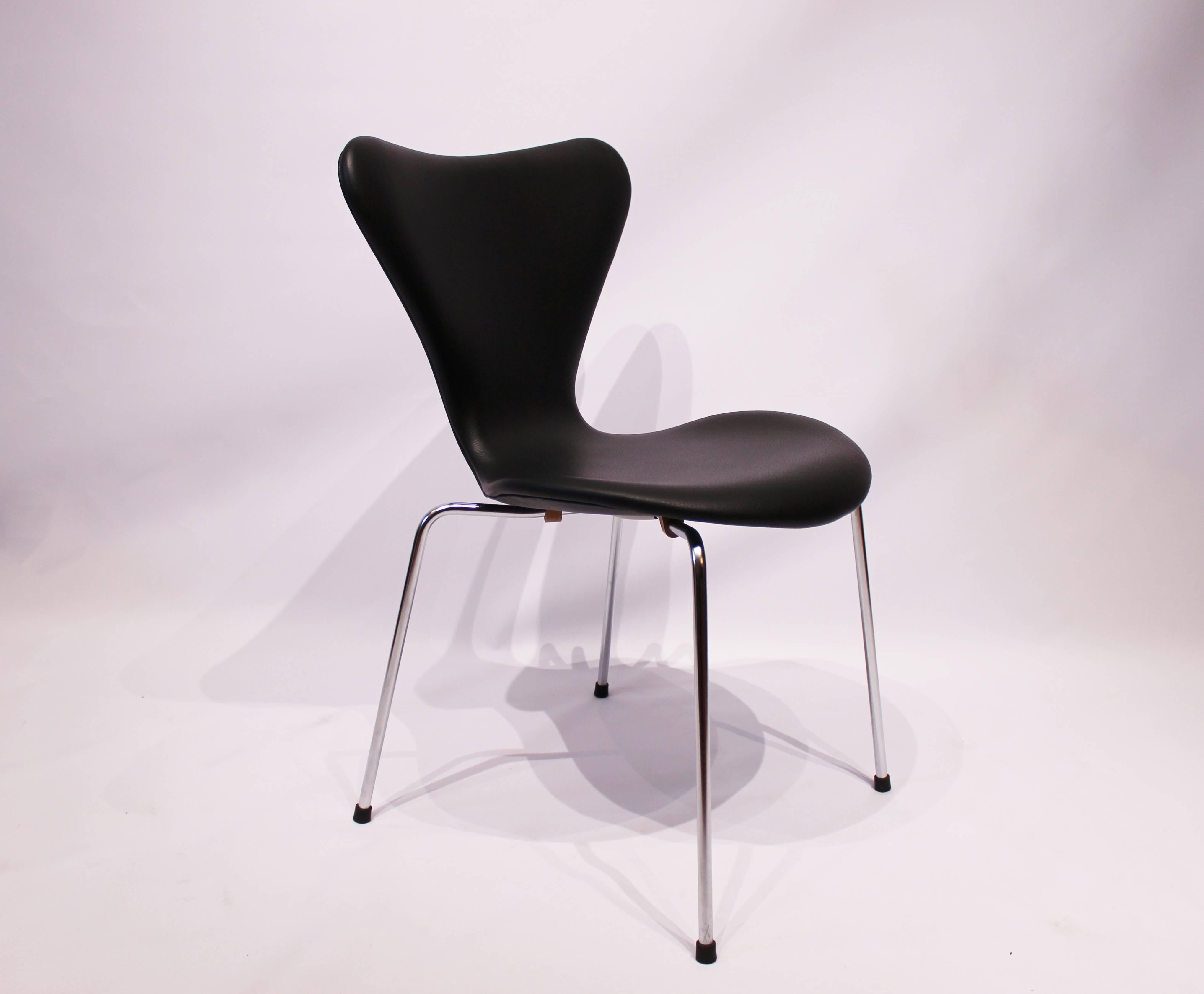 Scandinavian Modern Four Seven Chairs Model 3107, in Black Leather by Arne Jacobsen and Fritz Hansen
