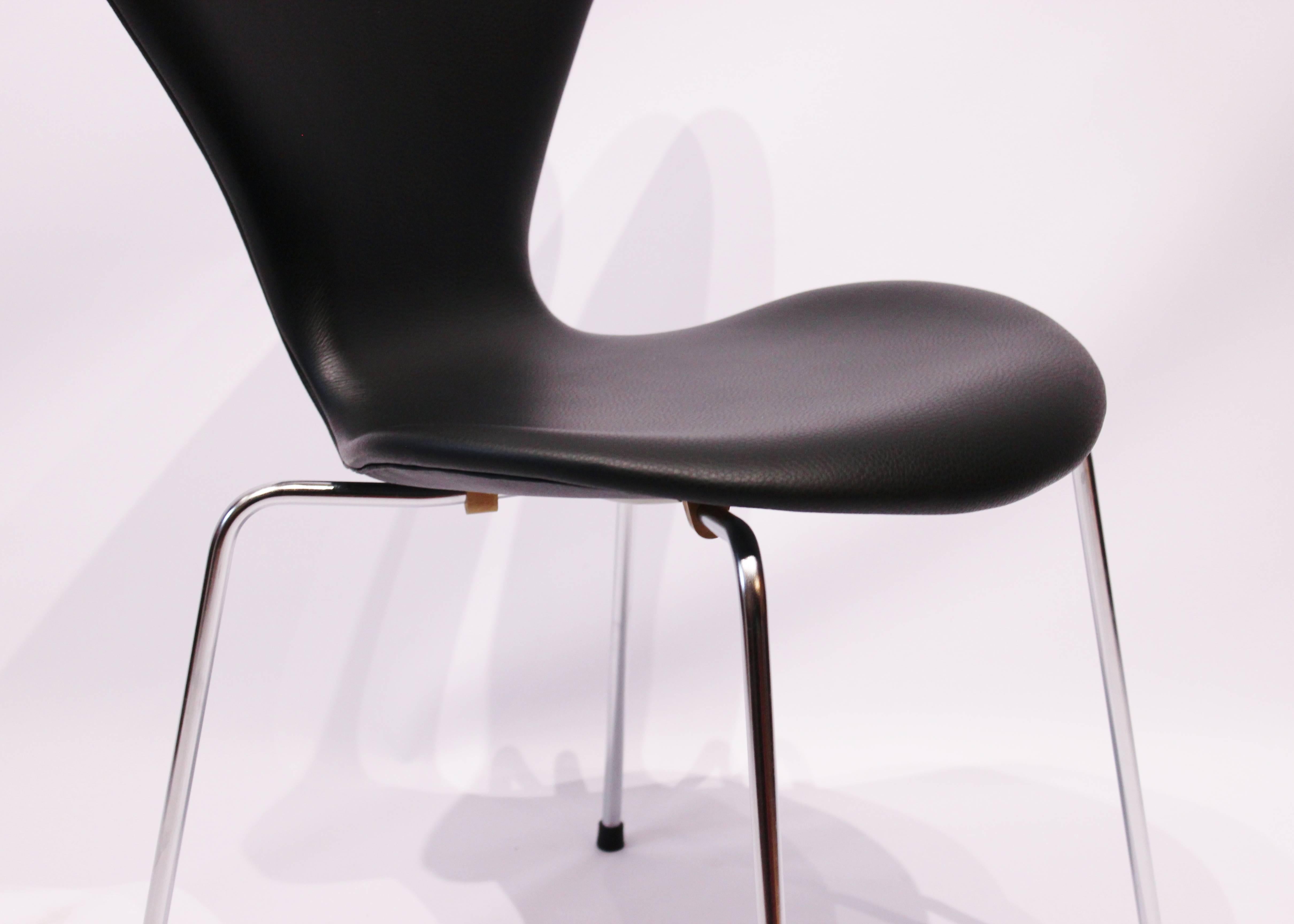 Four Seven Chairs Model 3107, in Black Leather by Arne Jacobsen and Fritz Hansen In Excellent Condition In Lejre, DK