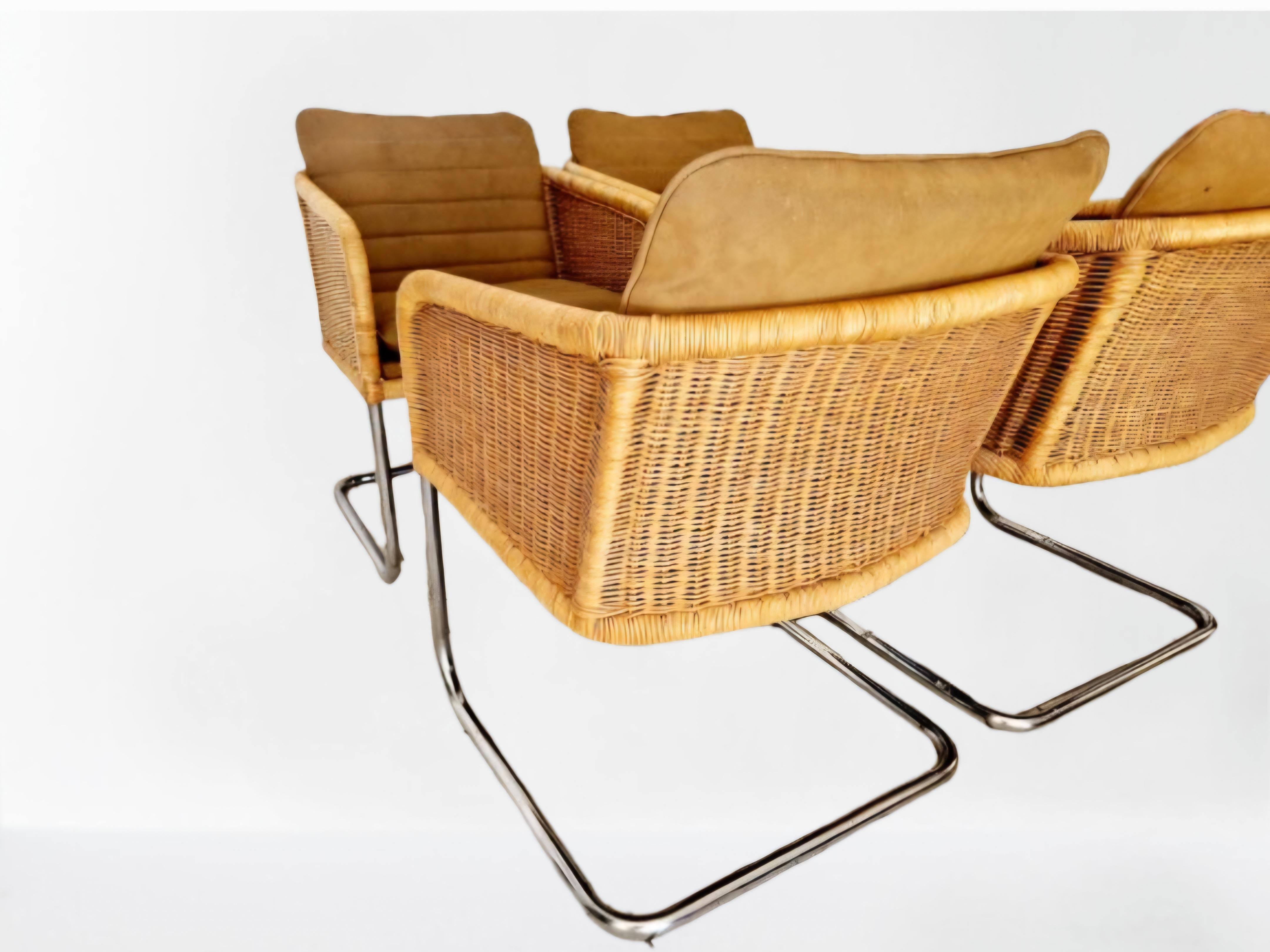 
Un ensemble de quatre chaises en rotin Label Williams sur une base tubulaire chromée, à la manière de Fabricius et Kastholm, avec les étiquettes du fabricant.
Élevez votre salle à manger avec l'ensemble de chaises de salle à manger Shelby Williams,