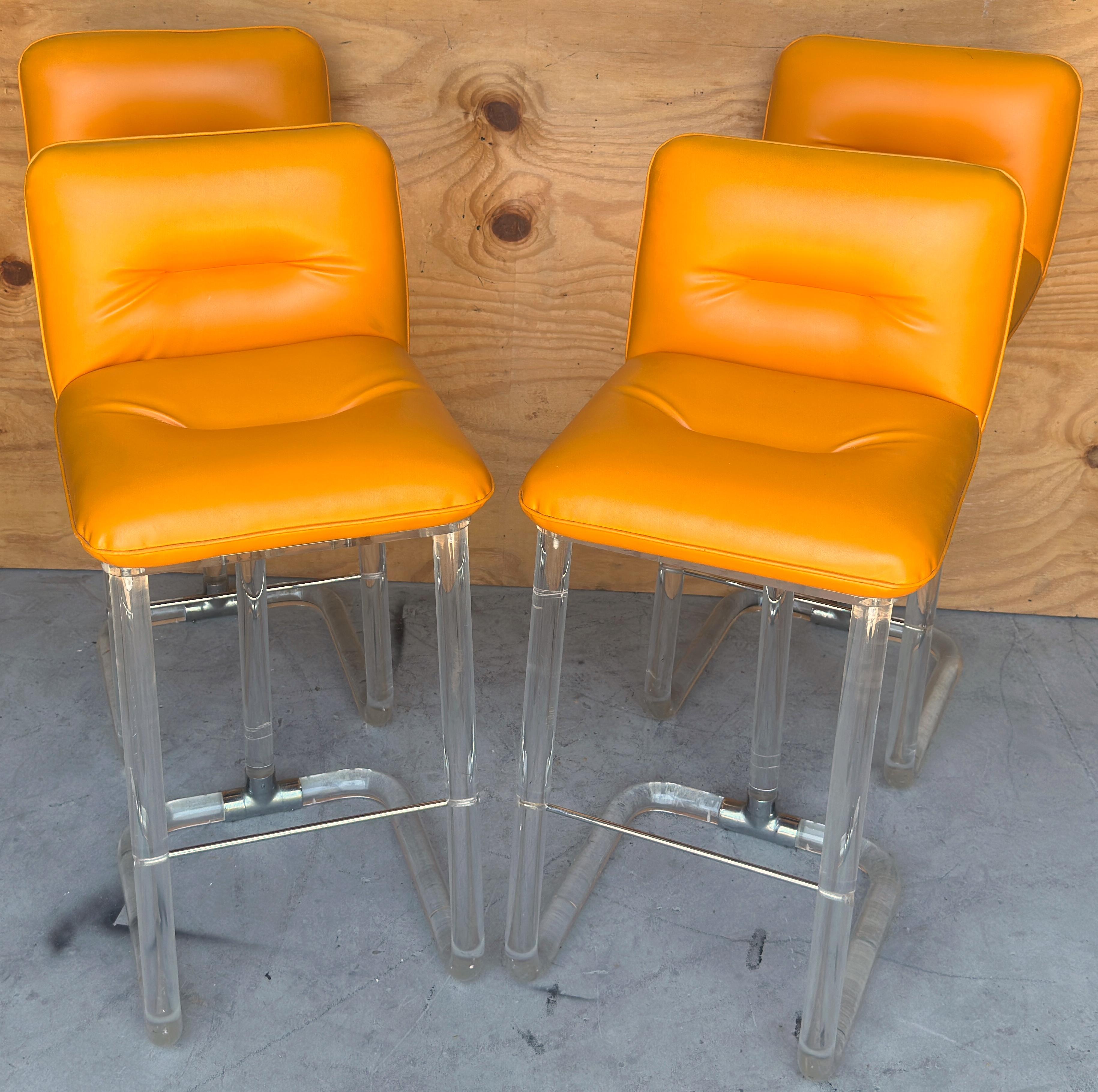 Set di quattro sgabelli girevoli Lion in Frost Lucite, cromo e pelle arancione, anni '70

Un sorprendente set di quattro sgabelli girevoli dell'iconico studio di design americano Lion in Frost, noto per l'uso audace della lucite e per le sue forme