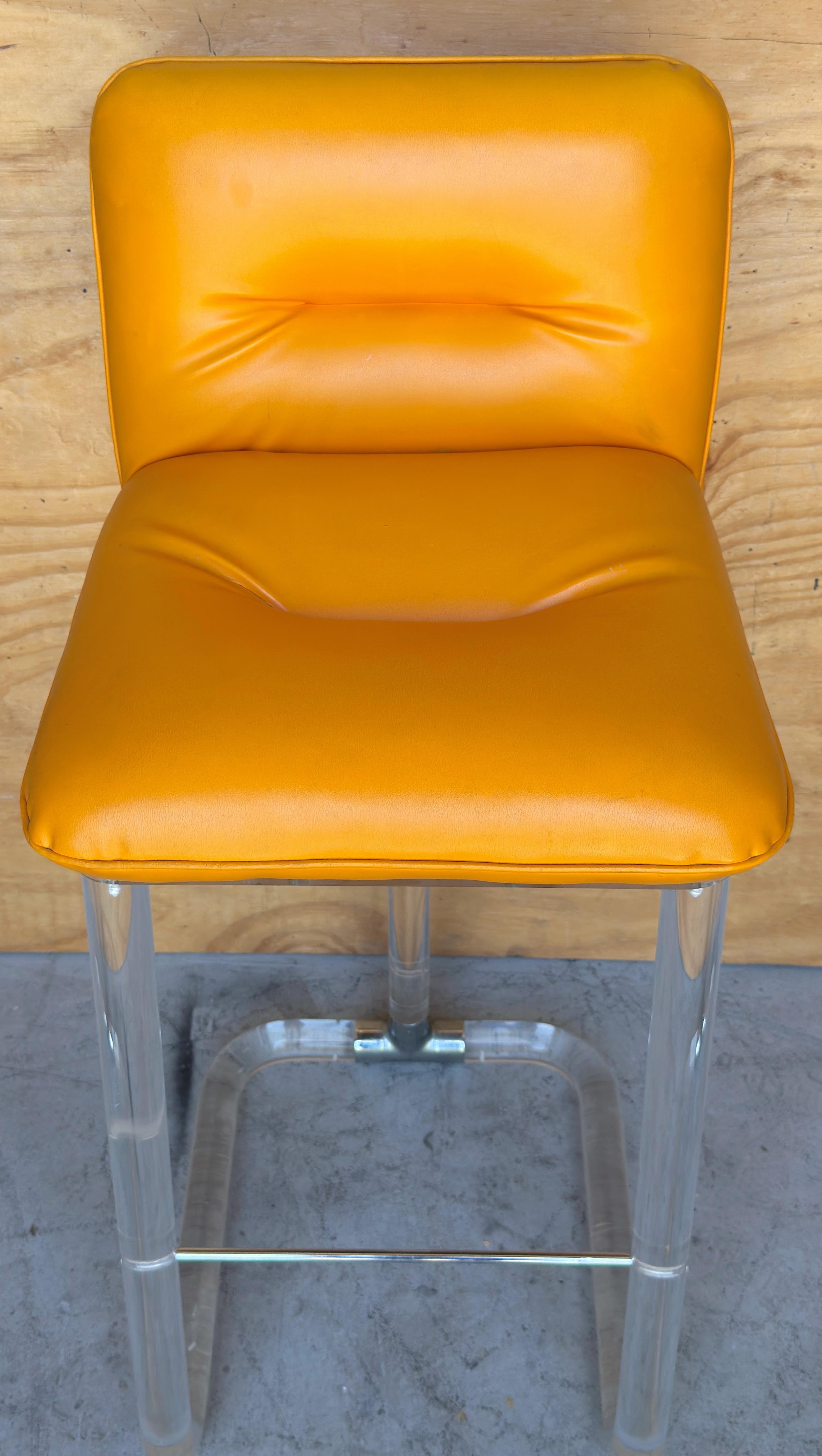 Pelle 4 sgabelli girevoli firmati Lion in Frost Lucite, cromo e pelle arancione, anni '70 in vendita
