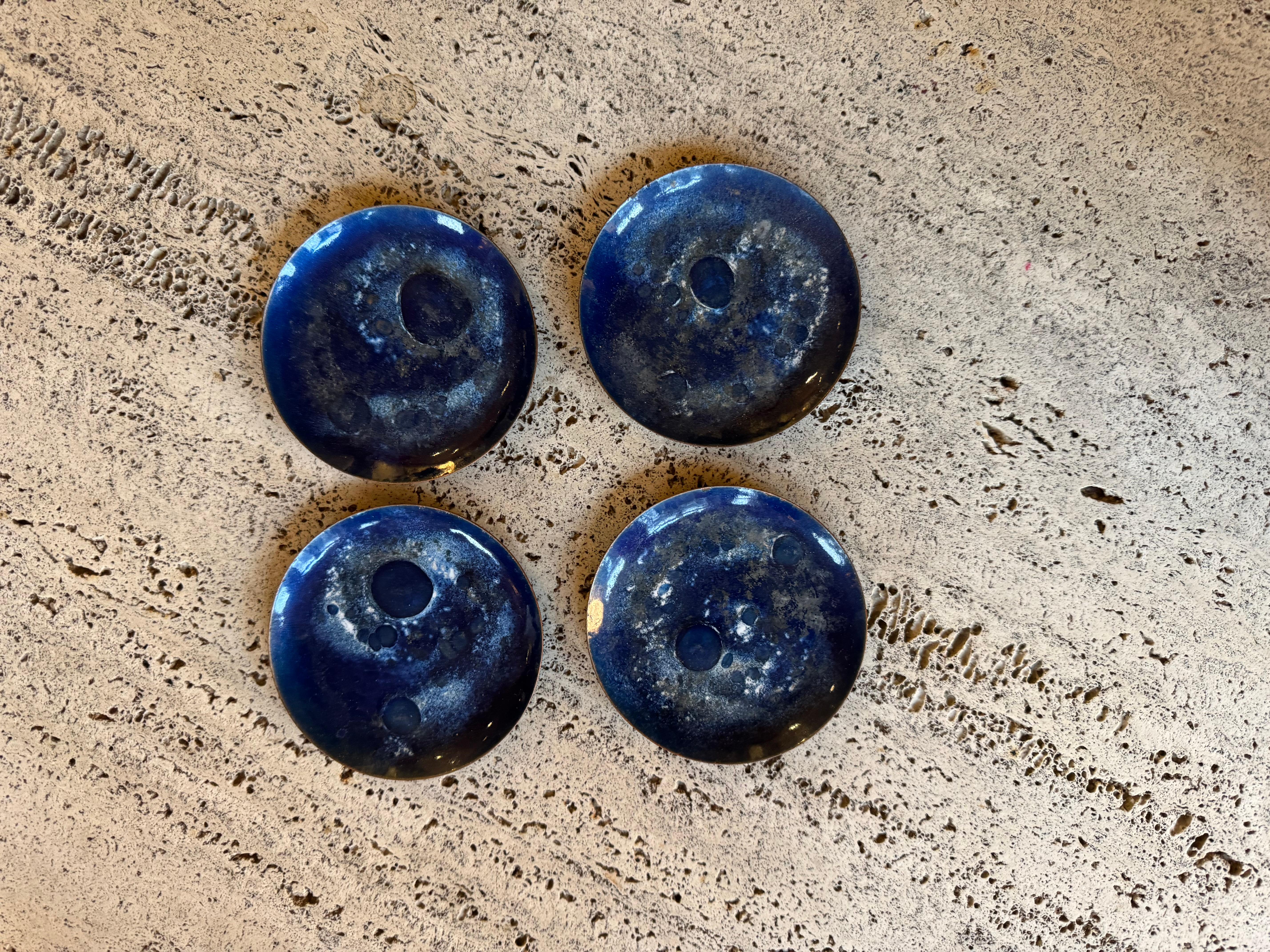 Fabuloso juego de cuatro pequeños platos de cobre esmaltado, cuencos con diseño abstracto azul. Se vende como juego.