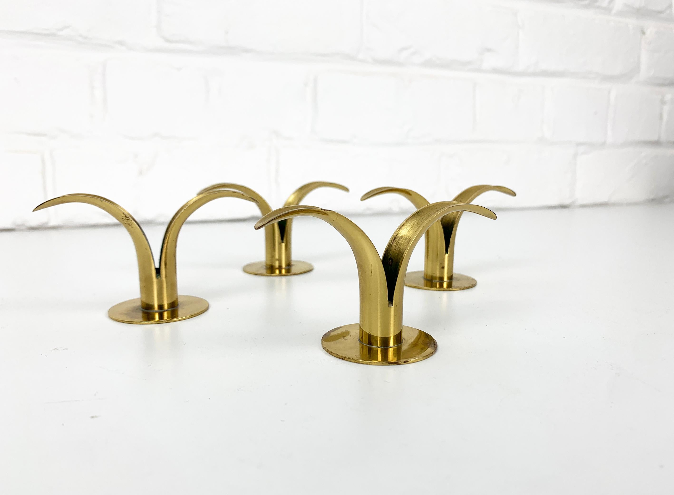 Set of 4 Mini-version of the iconic Mid Century brass candle holders “Lily”. This small version is a rare find. Only 9 cm wide / 5cm height !

Manufactured in Sweden by Lbe Konst, Ystad. 
Made of solid brass.

The last photograph shows the