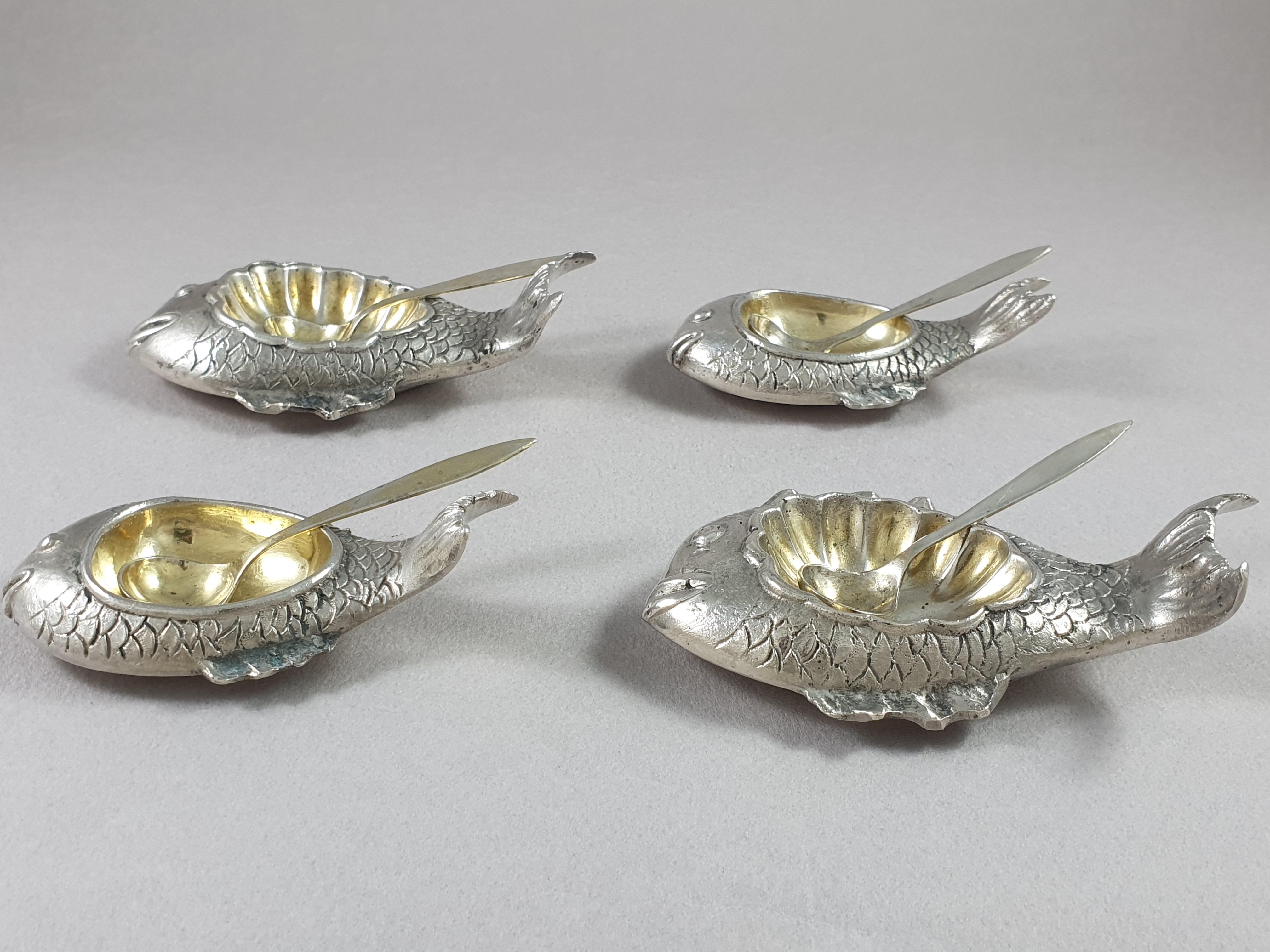 4 salt and pepper shakers in solid silver and gilt In the shape of a fish 

Italian work of the 20th century 

Measures: Length: 6.8 and 8 cm 
Shovels: 6.3 cm 
Weight: 346 grams.
 
