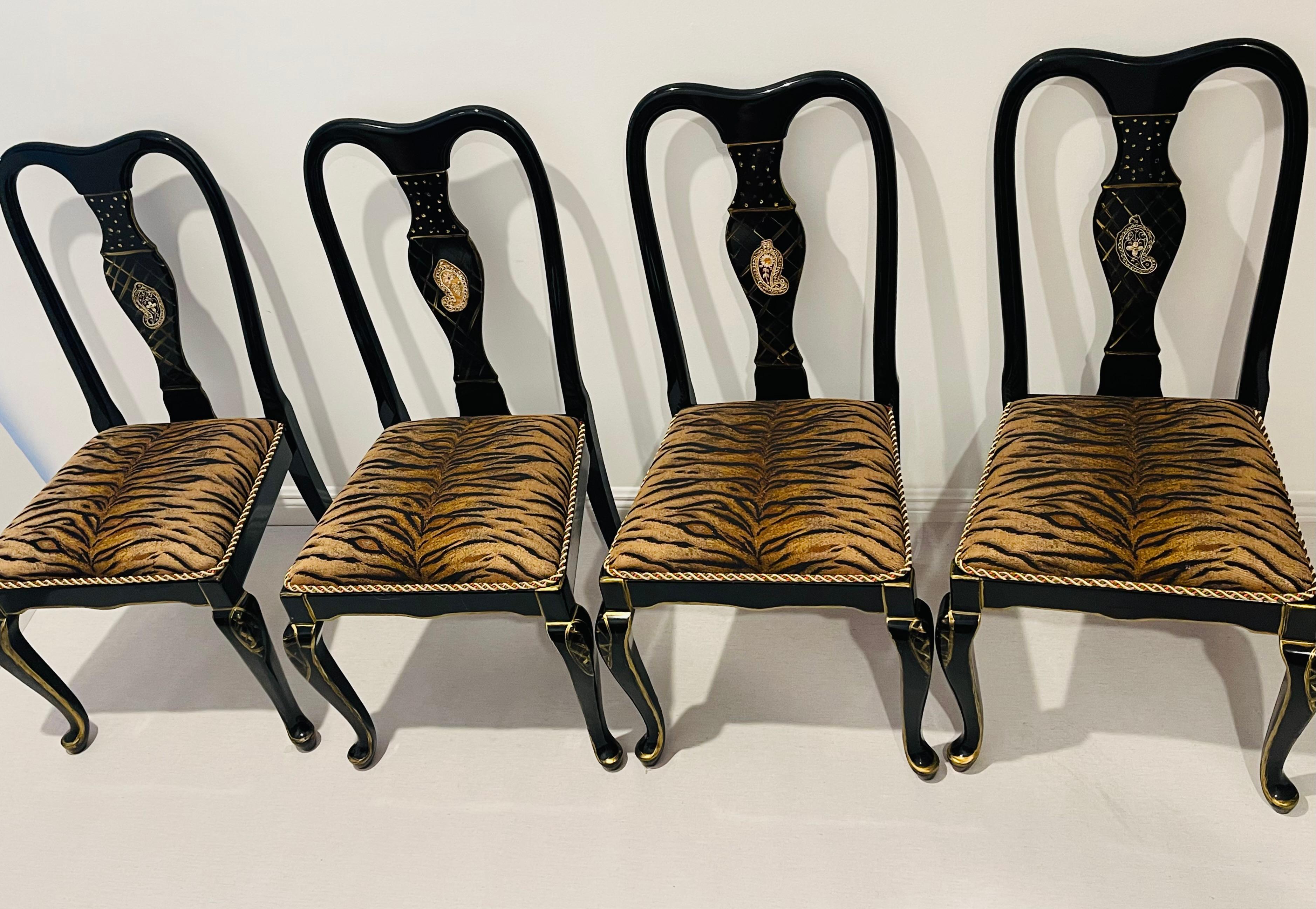 4 Vintage Drexel Furniture schwarz lackierte Stühle mit hoher Rückenlehne und Tigerbrokat-Polsterung. Toller Zustand.