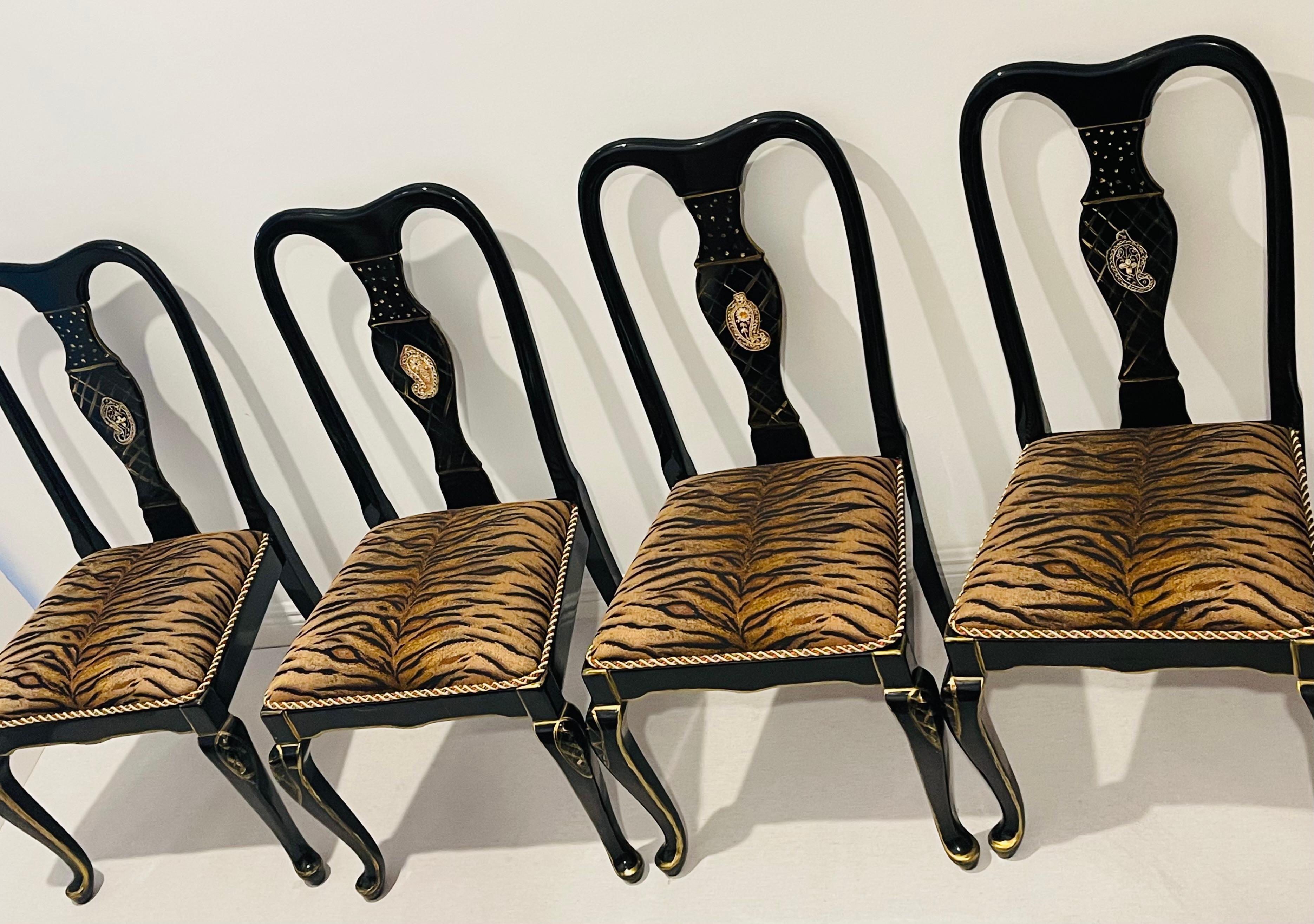 4 Vintage Schwarz Lack Tiger Brokat Hollywood Regency Stühle (amerikanisch) im Angebot