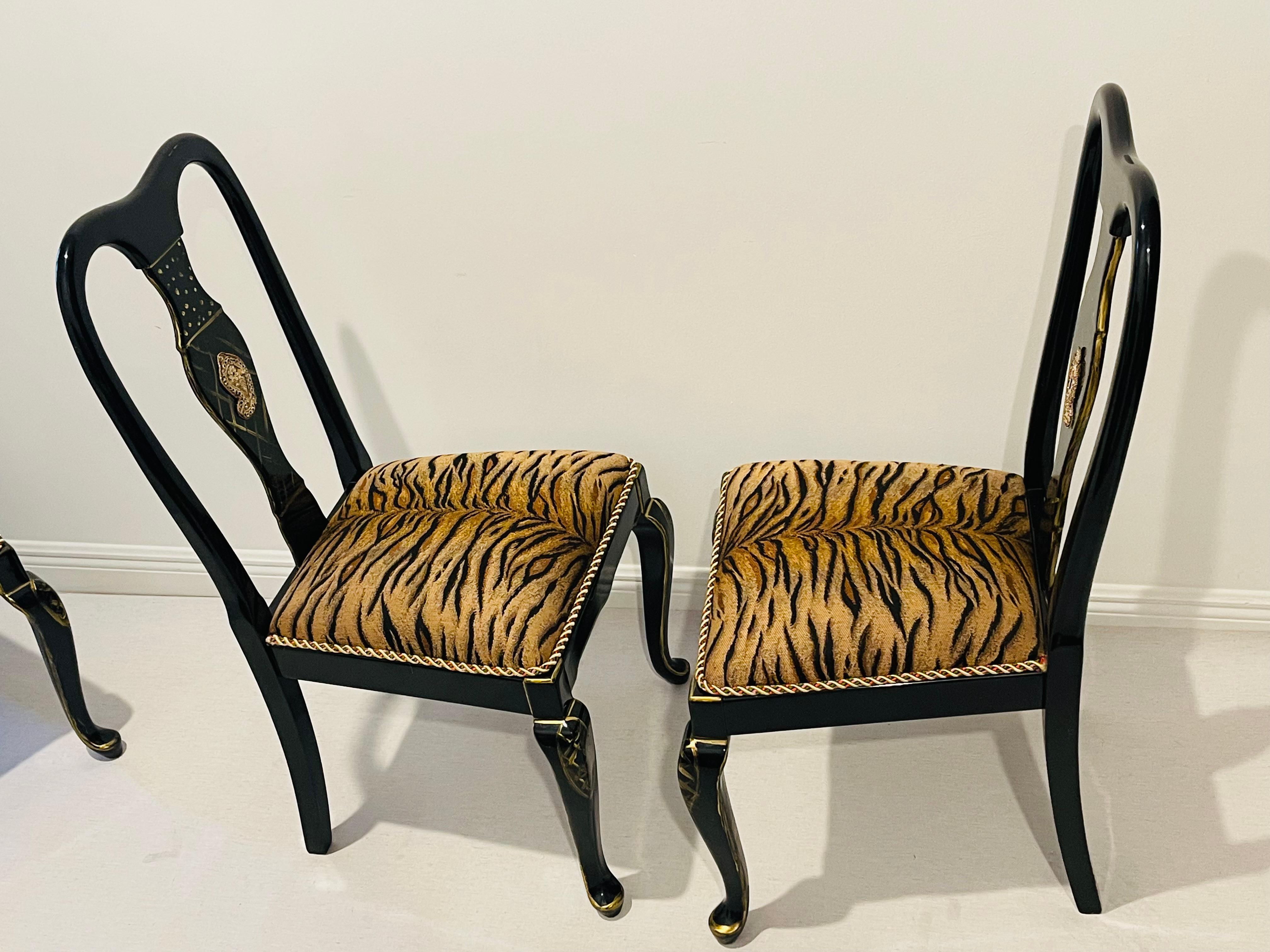 4 Vintage Schwarz Lack Tiger Brokat Hollywood Regency Stühle im Zustand „Gut“ im Angebot in Boca Raton, FL