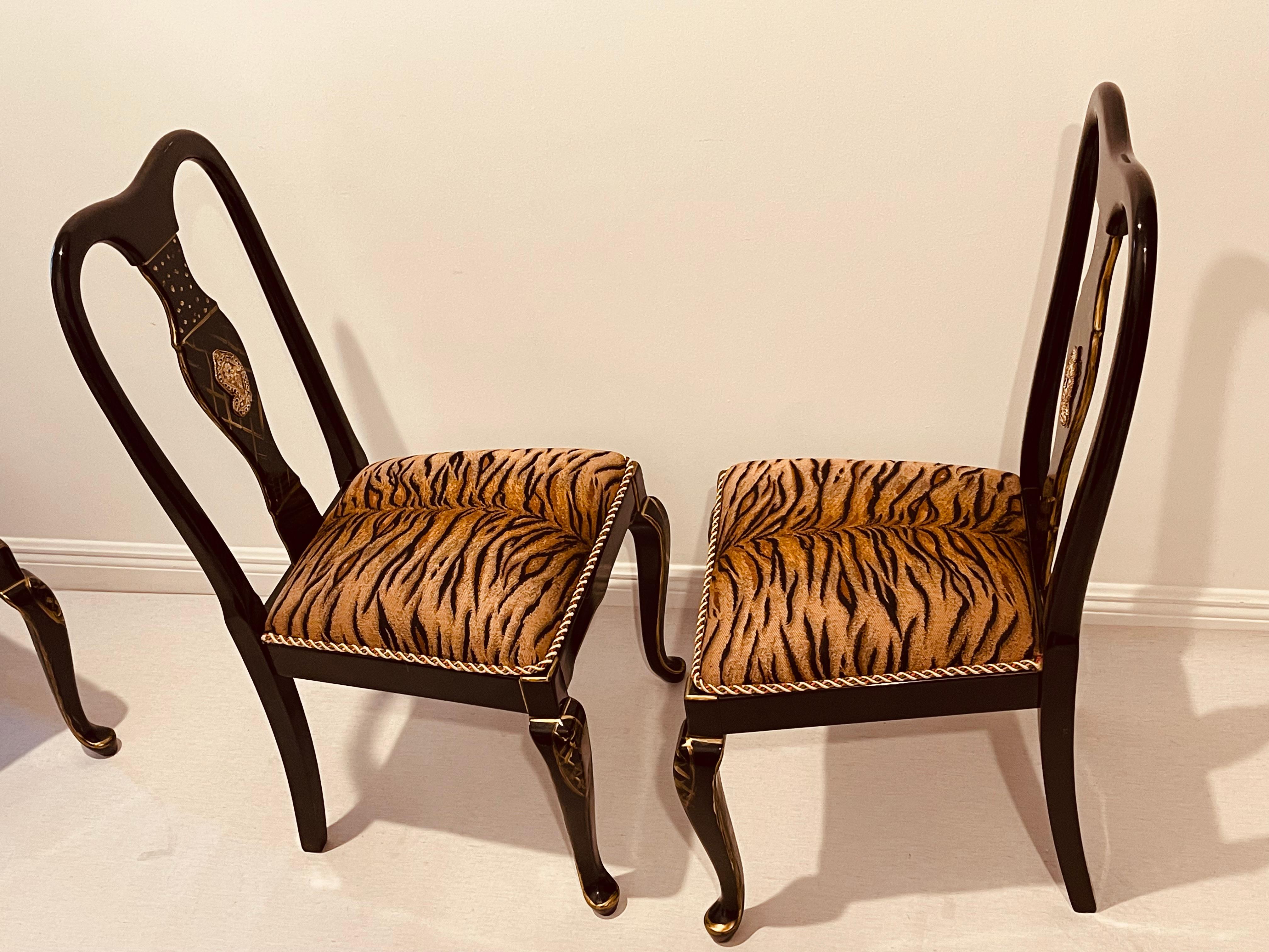 4 Vintage Schwarz Lack Tiger Brokat Hollywood Regency Stühle (Ende des 20. Jahrhunderts) im Angebot