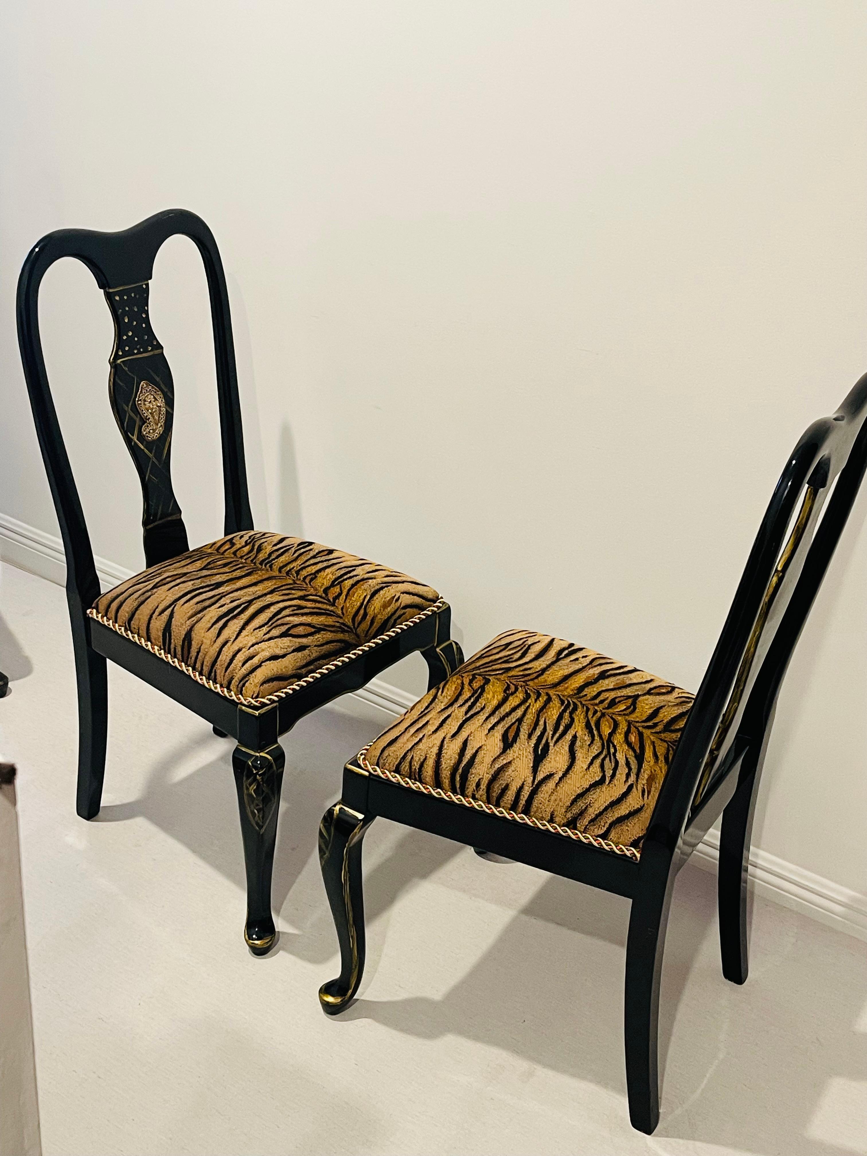 4 Vintage Schwarz Lack Tiger Brokat Hollywood Regency Stühle im Angebot 1