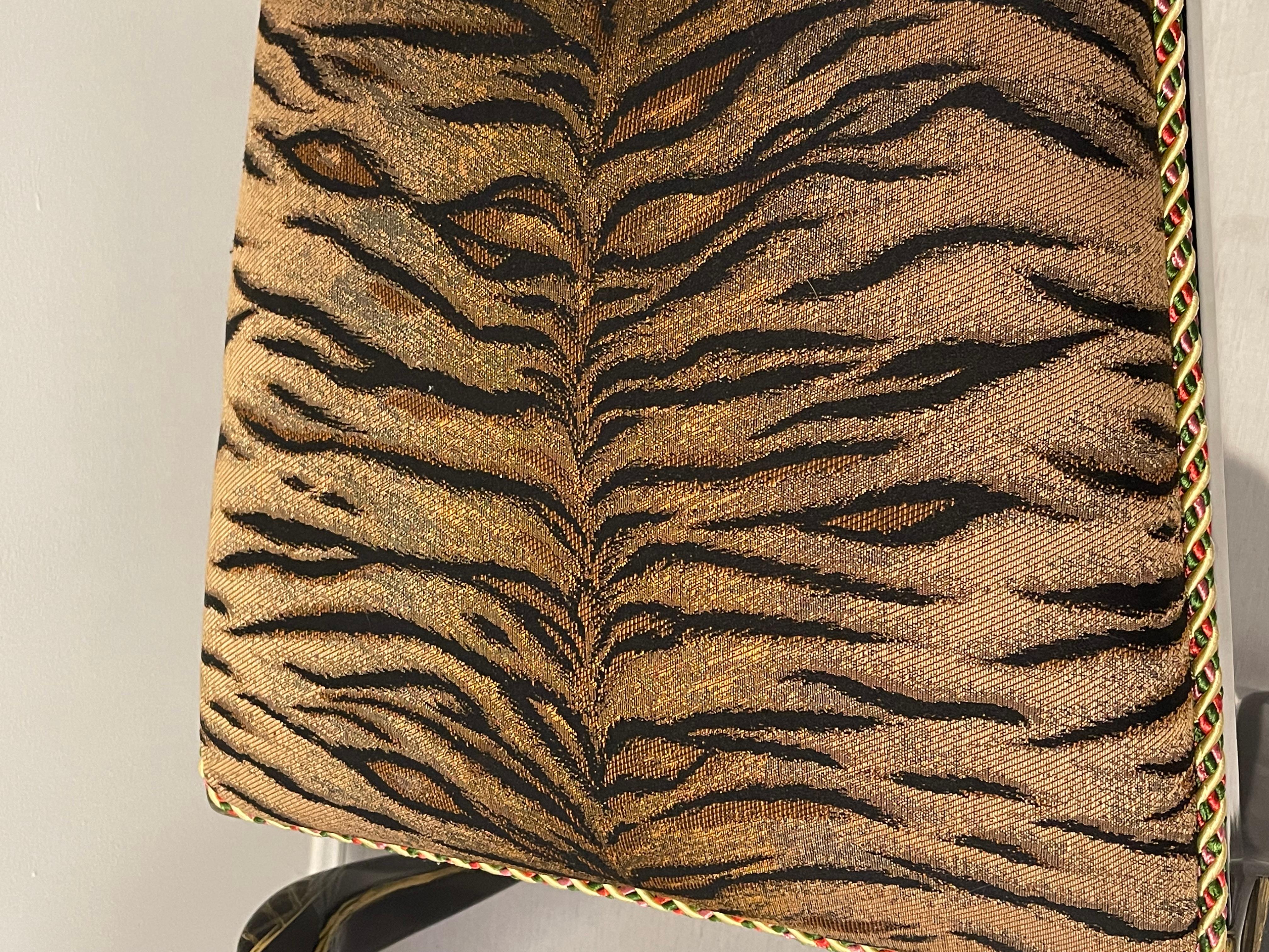 4 Vintage Schwarz Lack Tiger Brokat Hollywood Regency Stühle im Angebot 2