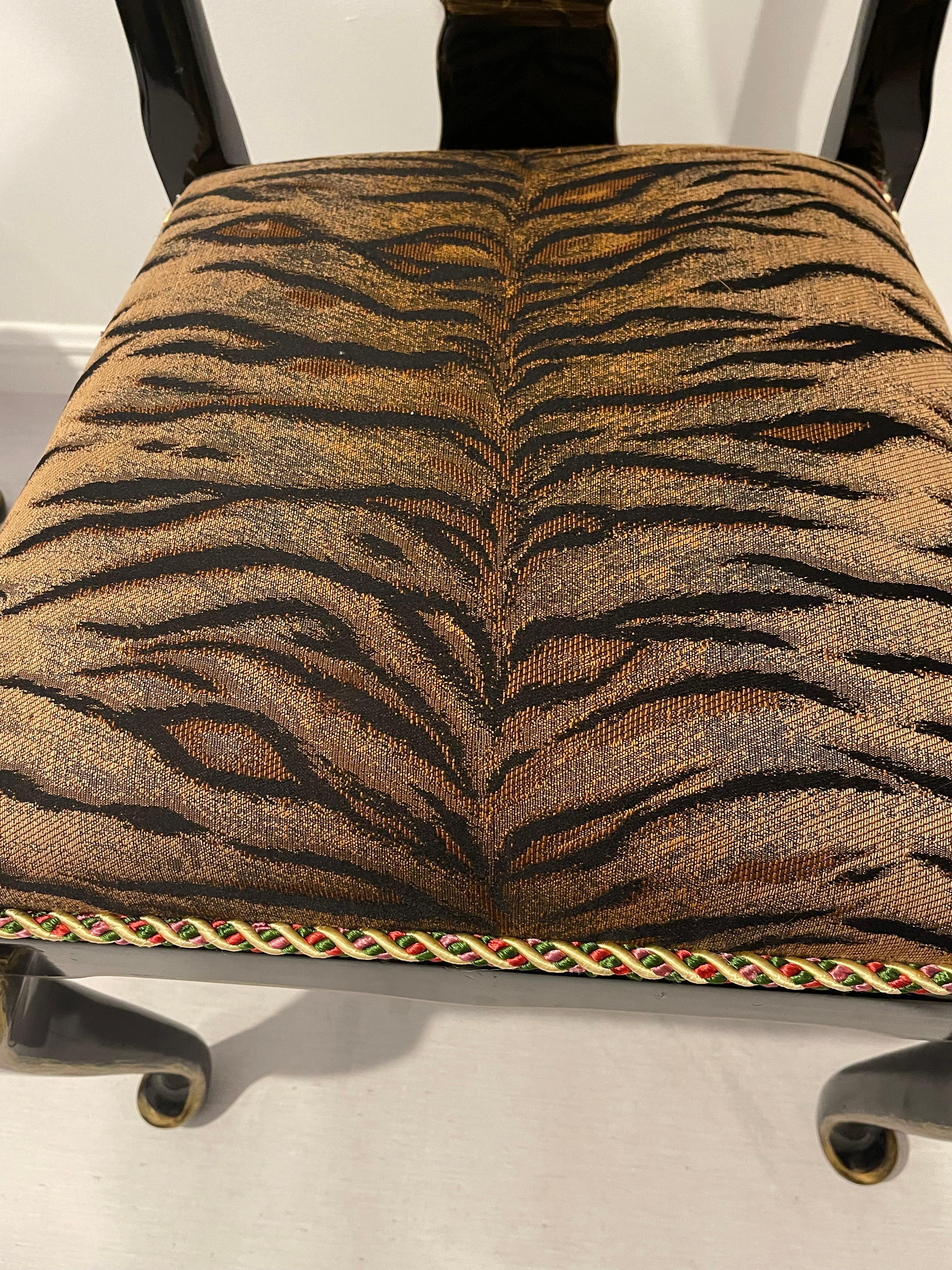 4 Vintage Schwarz Lack Tiger Brokat Hollywood Regency Stühle im Angebot 3