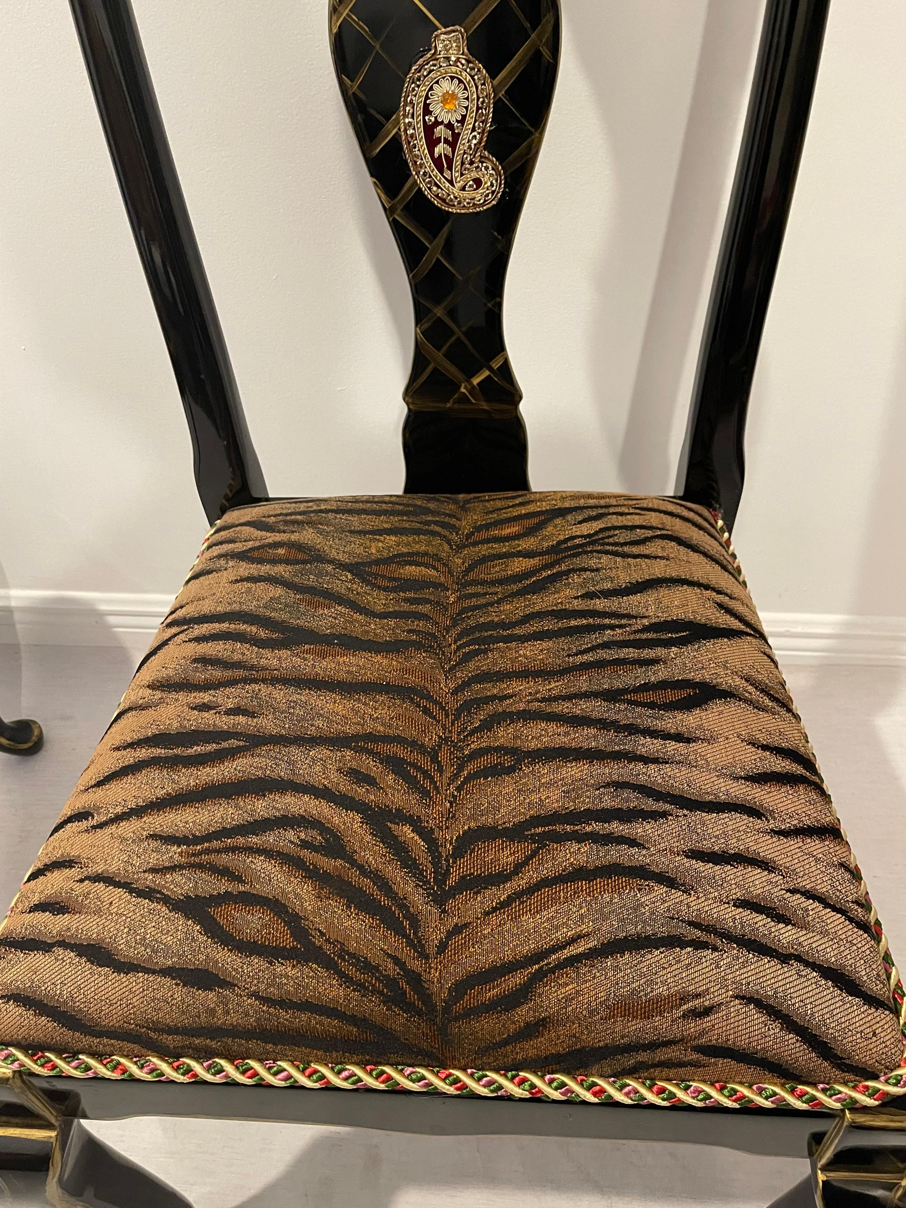 4 Vintage Schwarz Lack Tiger Brokat Hollywood Regency Stühle im Angebot 4