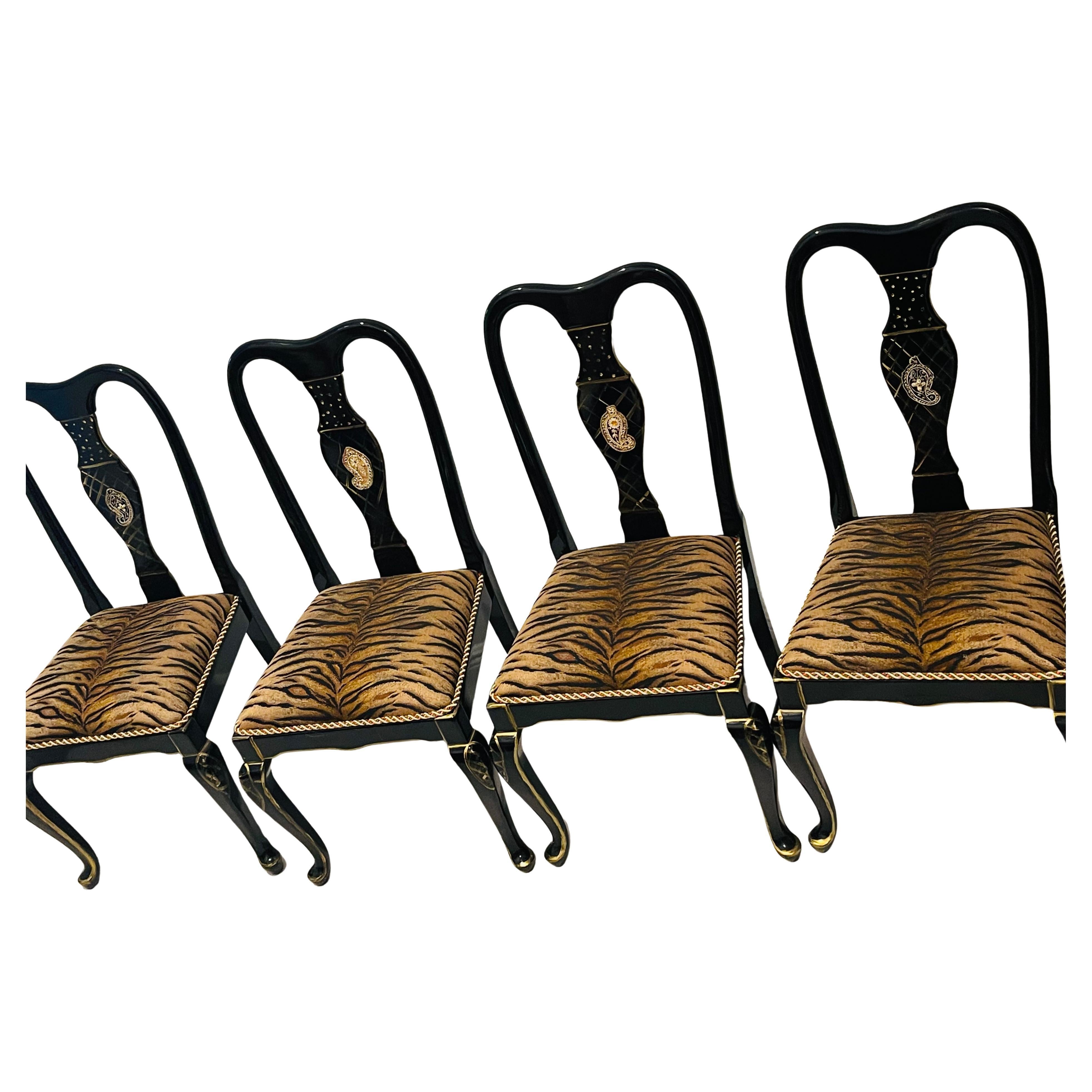 4 chaises vintage en laque noire et brocart de tigre Hollywood Regency