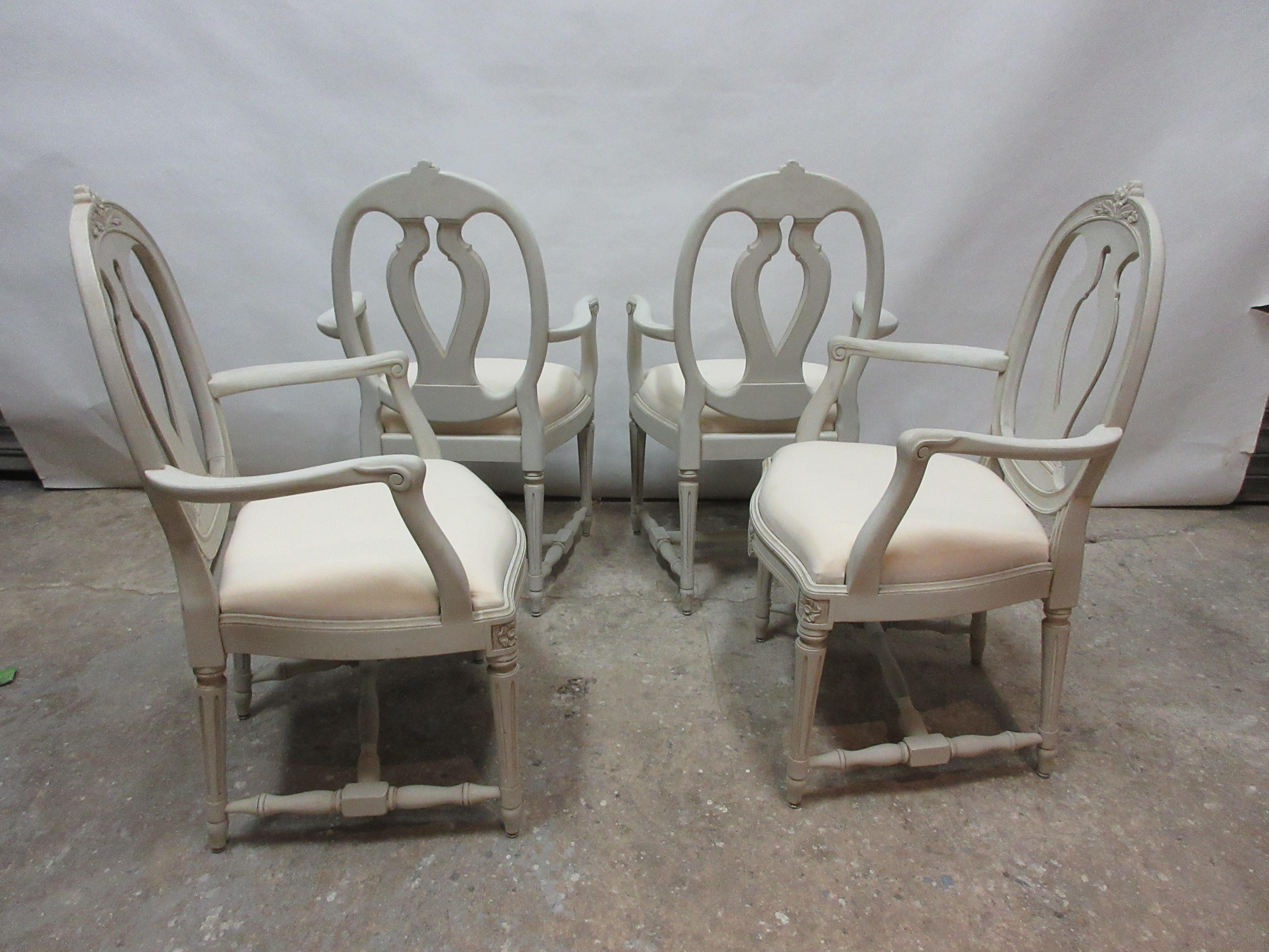 Il s'agit d'un ensemble de 4 fauteuils suédois de style gustavien. Ils ont été restaurés et repeints avec des peintures au lait 