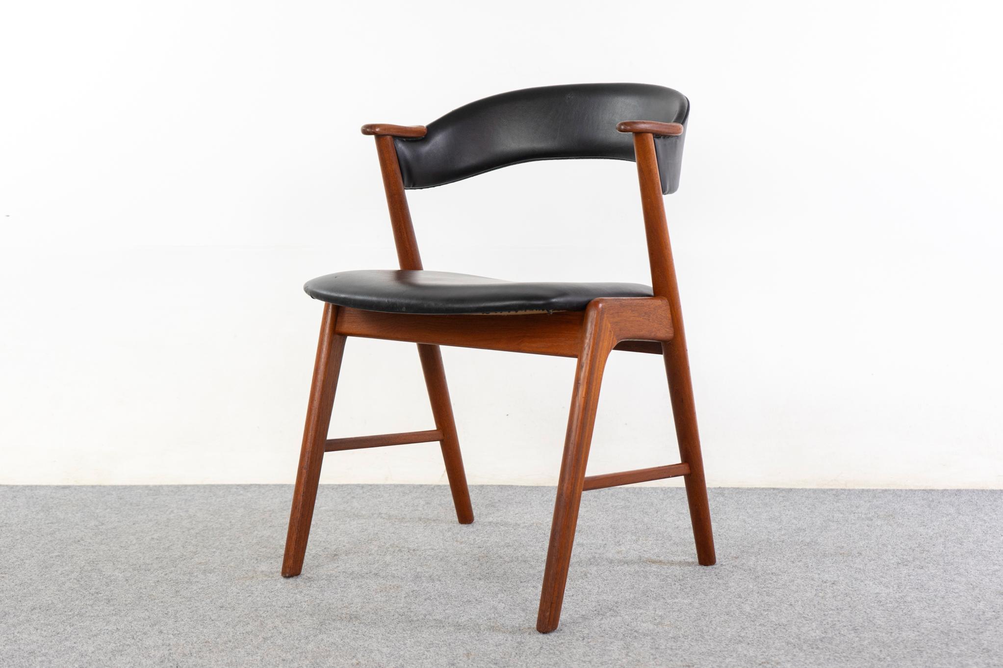 Dänische Esszimmerstühle aus Teakholz von Kai Kristiansen, ca. 1960er Jahre. Schön geschwungene Rückenlehnen und eine großzügige Sitzfläche. Schöne Linien und bequeme Arme! Schwarze Original-Vinylpolsterung mit sichtbaren Gebrauchsspuren und