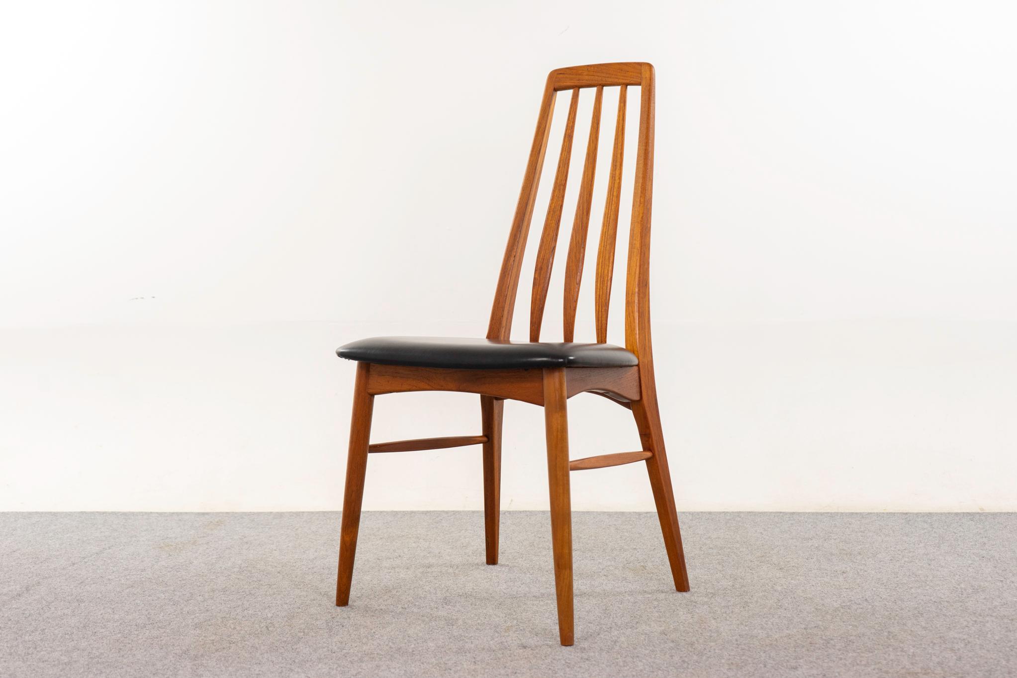 Chaises de salle à manger en teck de Niels Kofoed pour Hornslet, vers les années 1960. Teck massif, magnifiques dossiers à lattes qui s'affinent et se courbent à un angle doux. Sellerie d'origine légèrement usée. Cachet de contrôle danois et marque