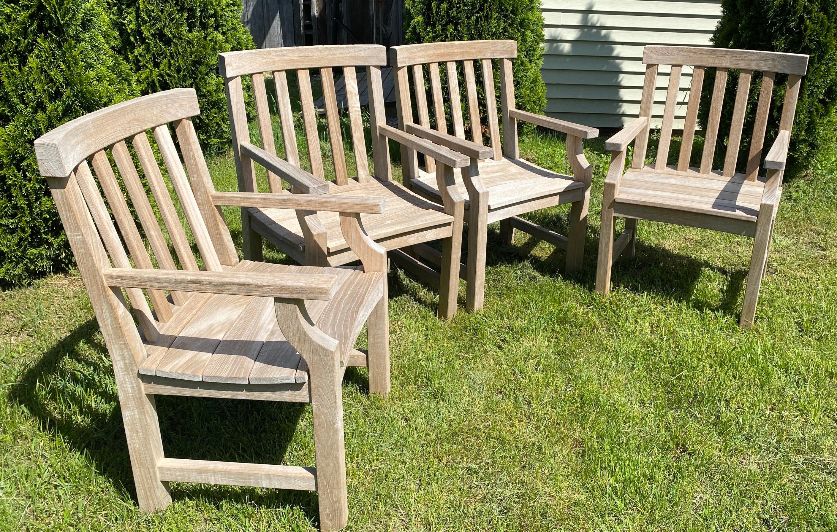 Handsome natürlichen Teakholz Outdoor-Terrasse, Garten oder Deck Esszimmer Stühle, Stühle sind in wunderbaren robusten Zustand. Sie haben eine großzügige, komfortable Größe und sind aus nachhaltigem Teakholz gefertigt. Bestehend aus einem Lattenrost