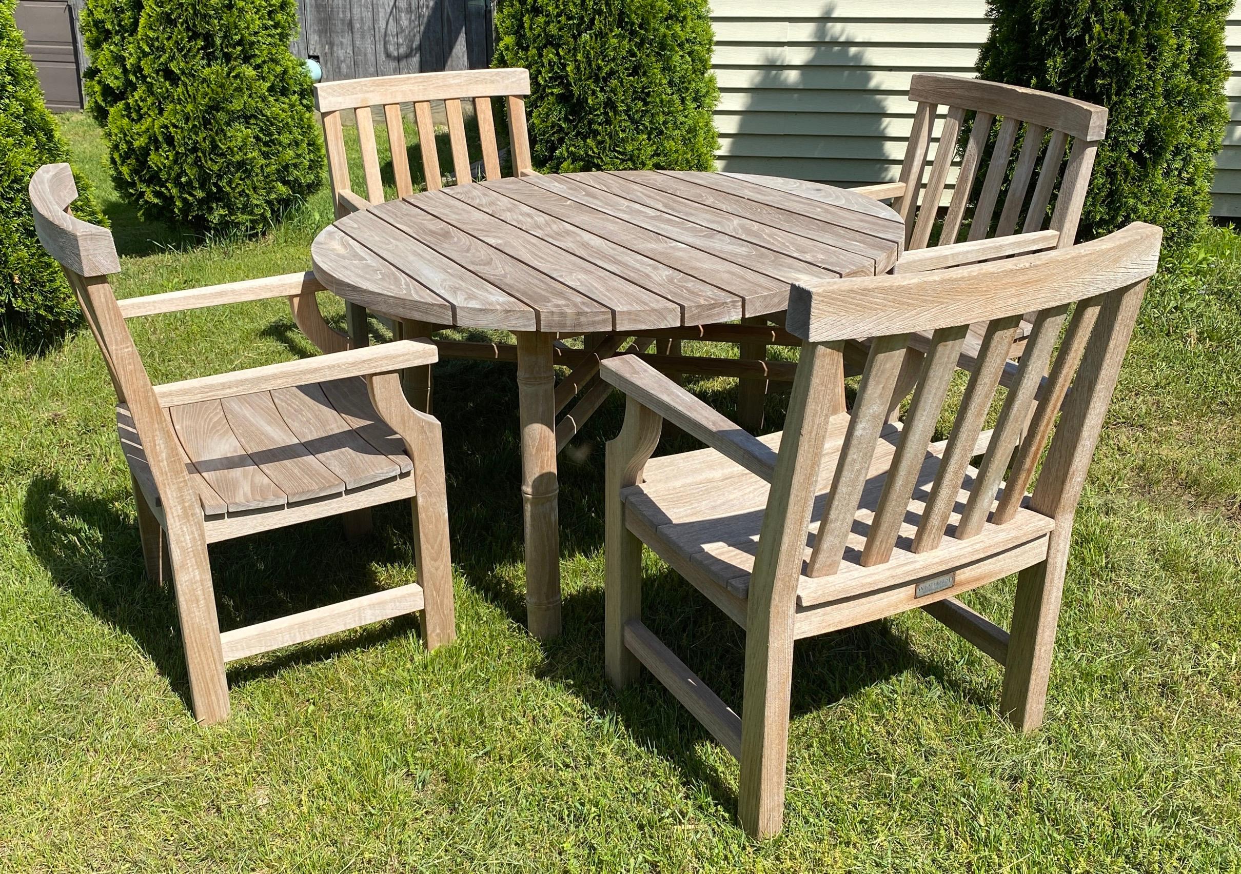 4 Esszimmerstühle aus Teakholz für den Außenbereich (20. Jahrhundert) im Angebot