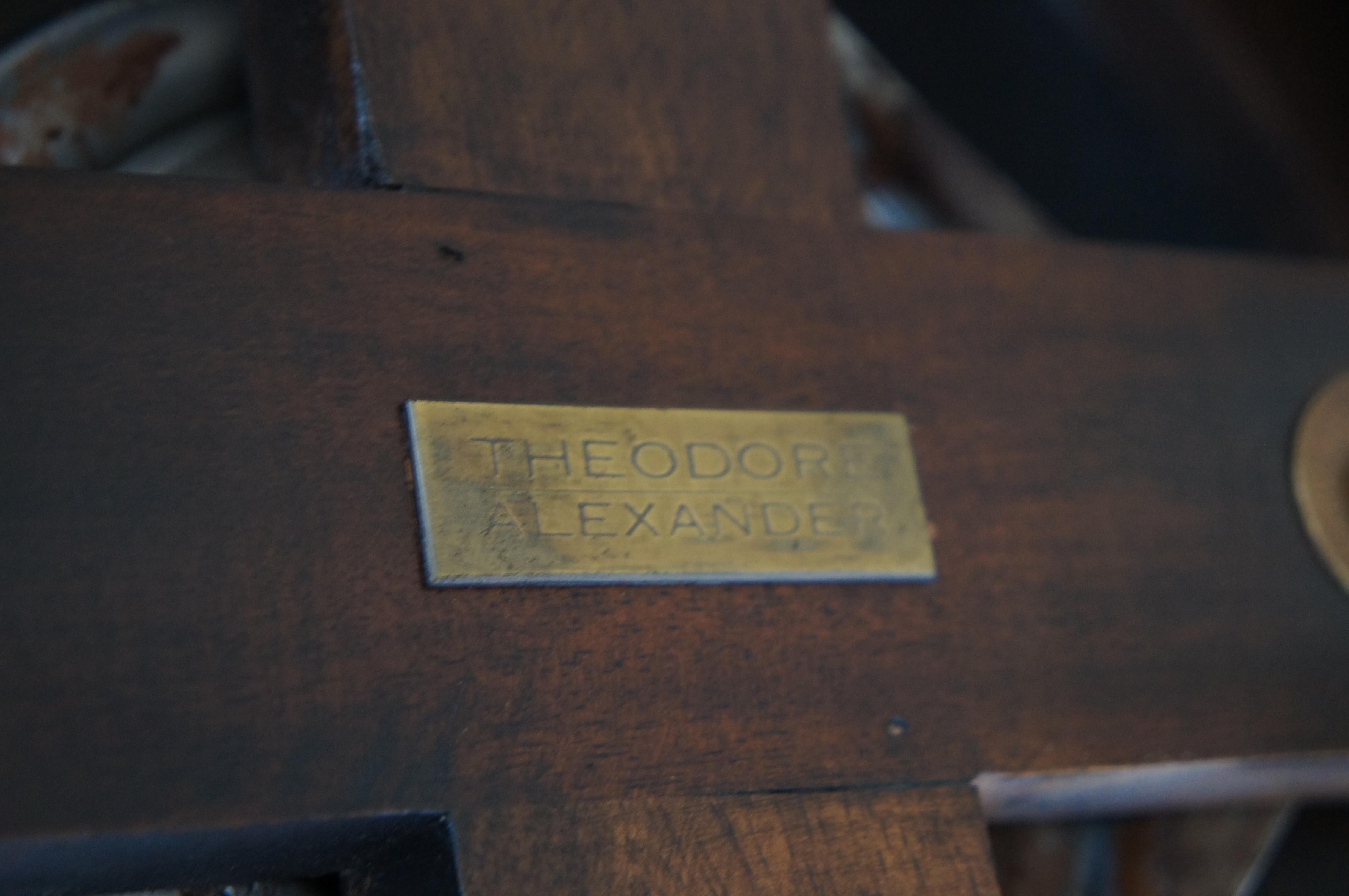 4 Theodore Alexander Tabouret de bar Napoleon III en acajou à dossier arrondi en cuir Brown en vente 6