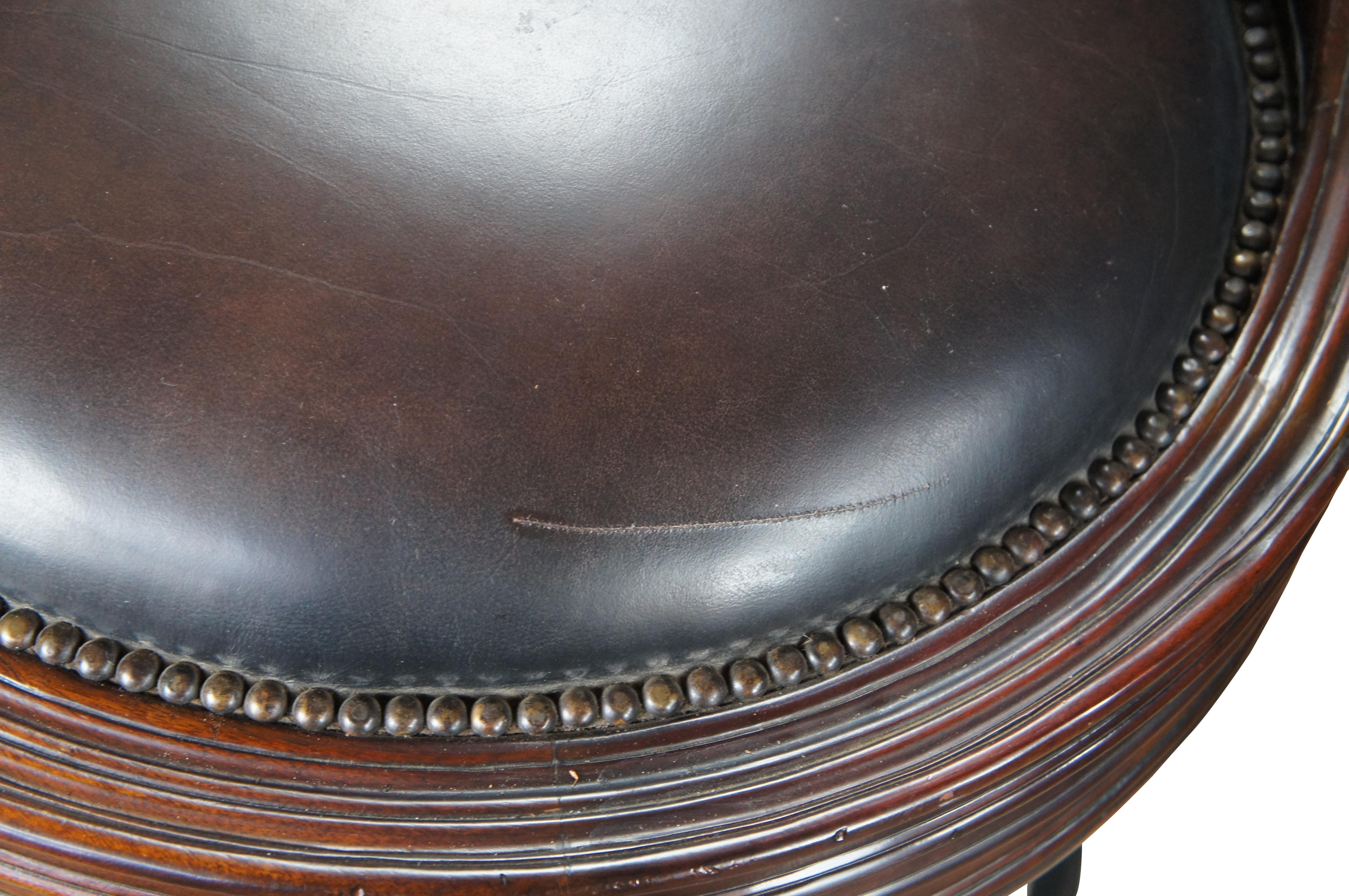 Lot de 4 An Evening At Ease de Theodore Alexander.  Inspiré du style Napoléon III et Louis XV.  Elle présente un dossier en acajou sculpté à la main, une assise rembourrée en cuir marron, des accoudoirs en volute et des pieds en cabriole avec un
