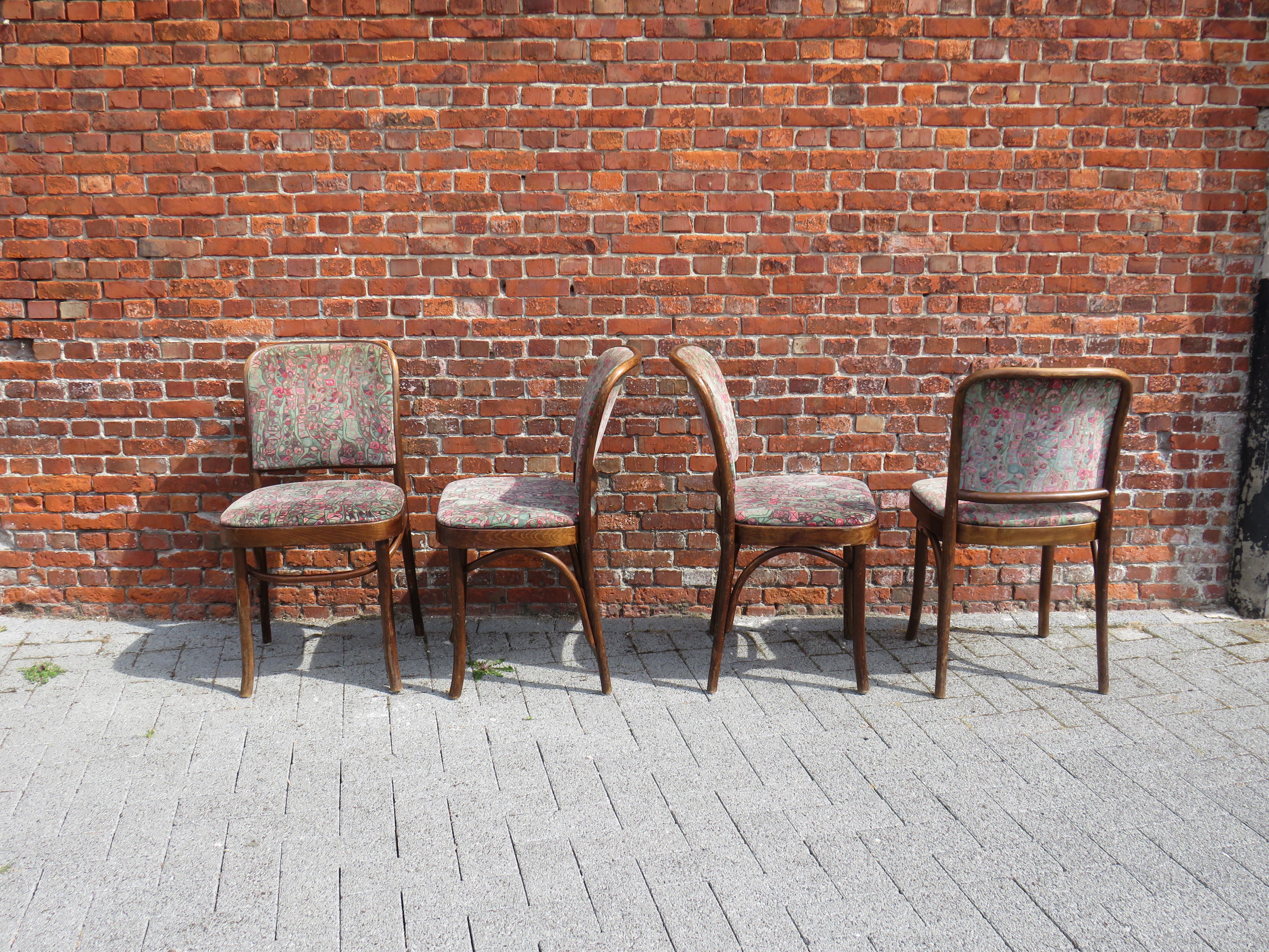 4 Thonet Chairs, Model Prague No. 811, First Half of the 20th Century In Good Condition For Sale In Herentals, BE
