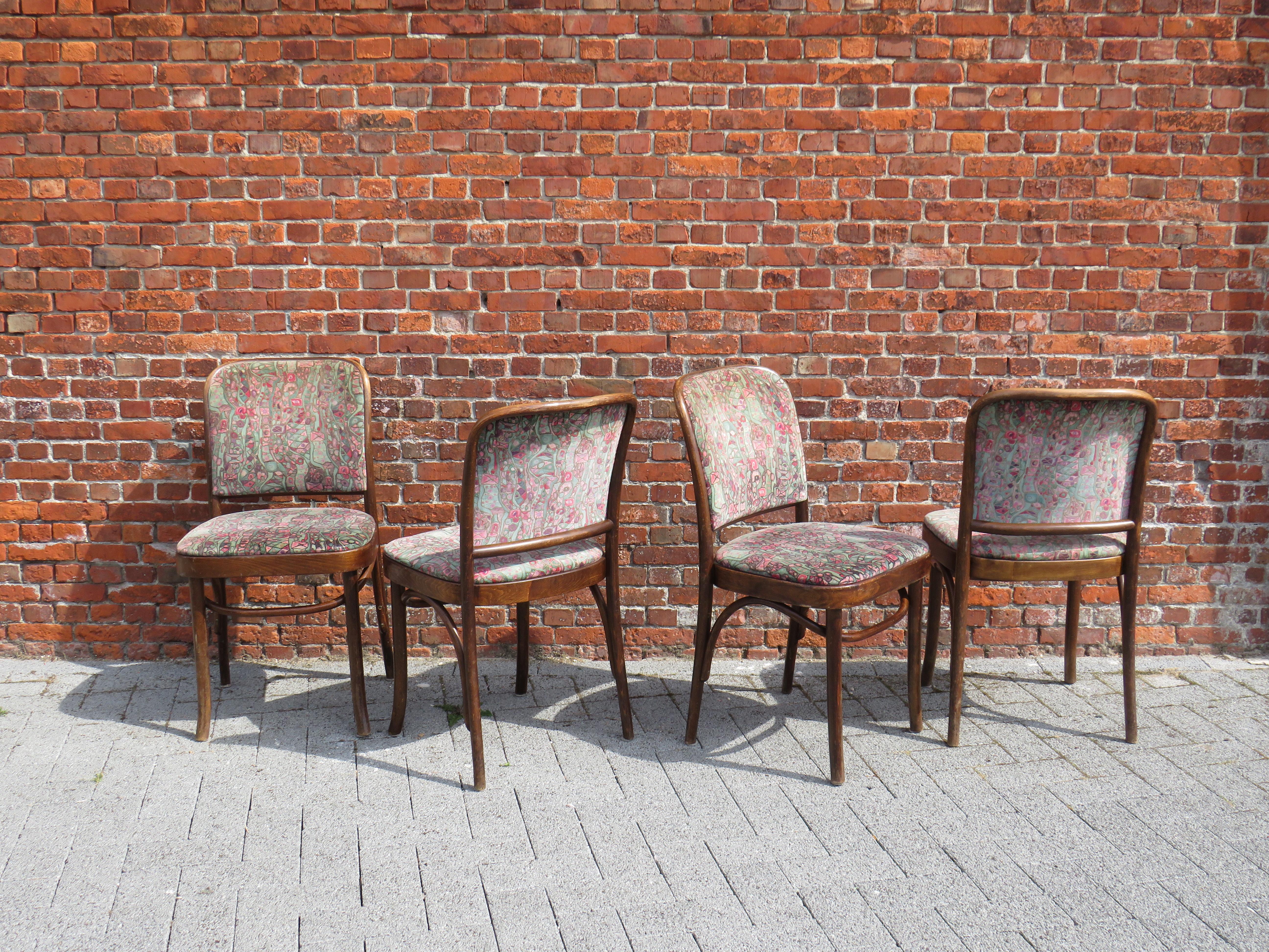 4 Thonet Chairs, Model Prague No. 811, First Half of the 20th Century For Sale 1