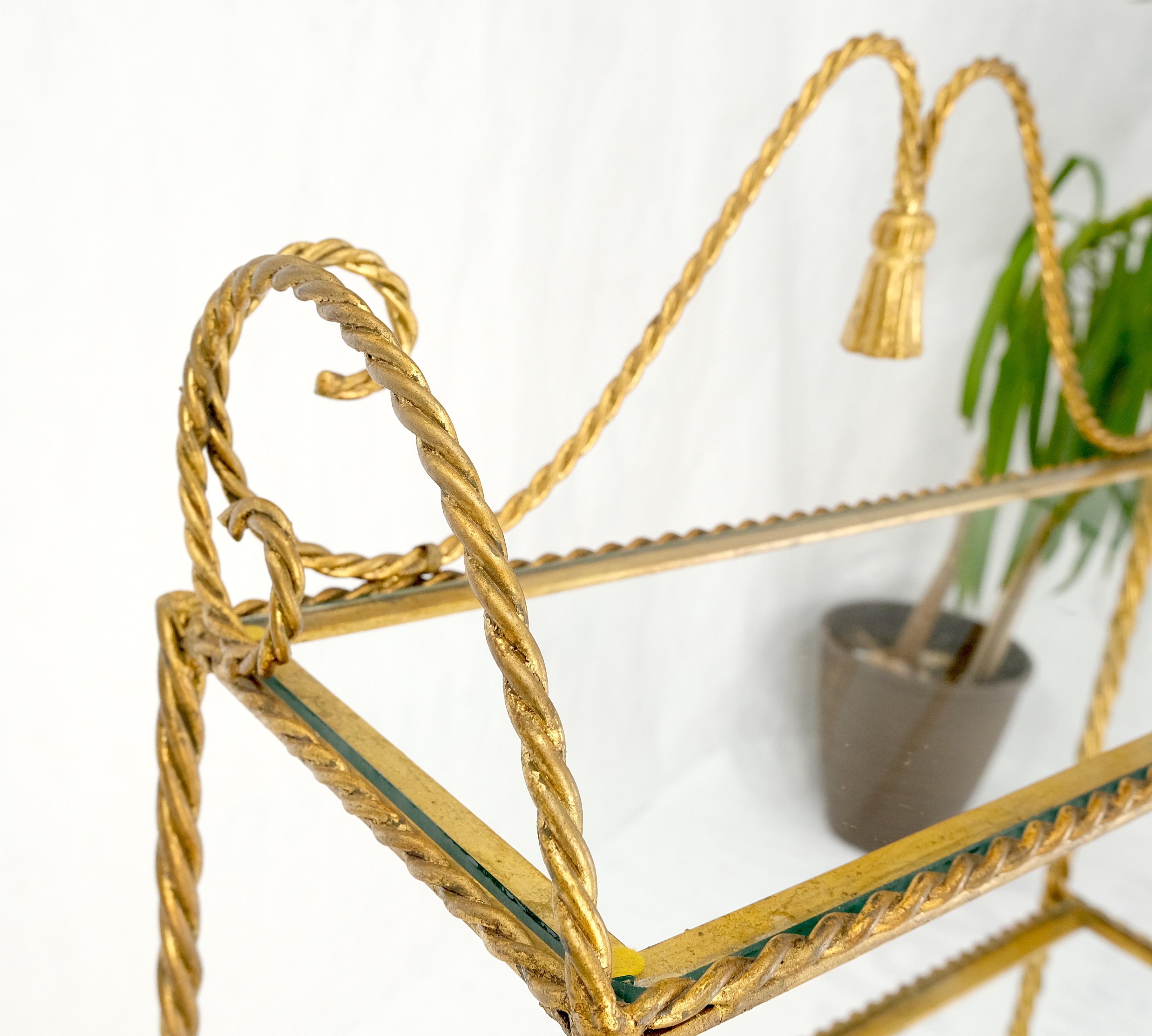 20ième siècle Étagère décorative italienne à 4 niveaux en métal doré « corde torsadée » et menthe ! en vente