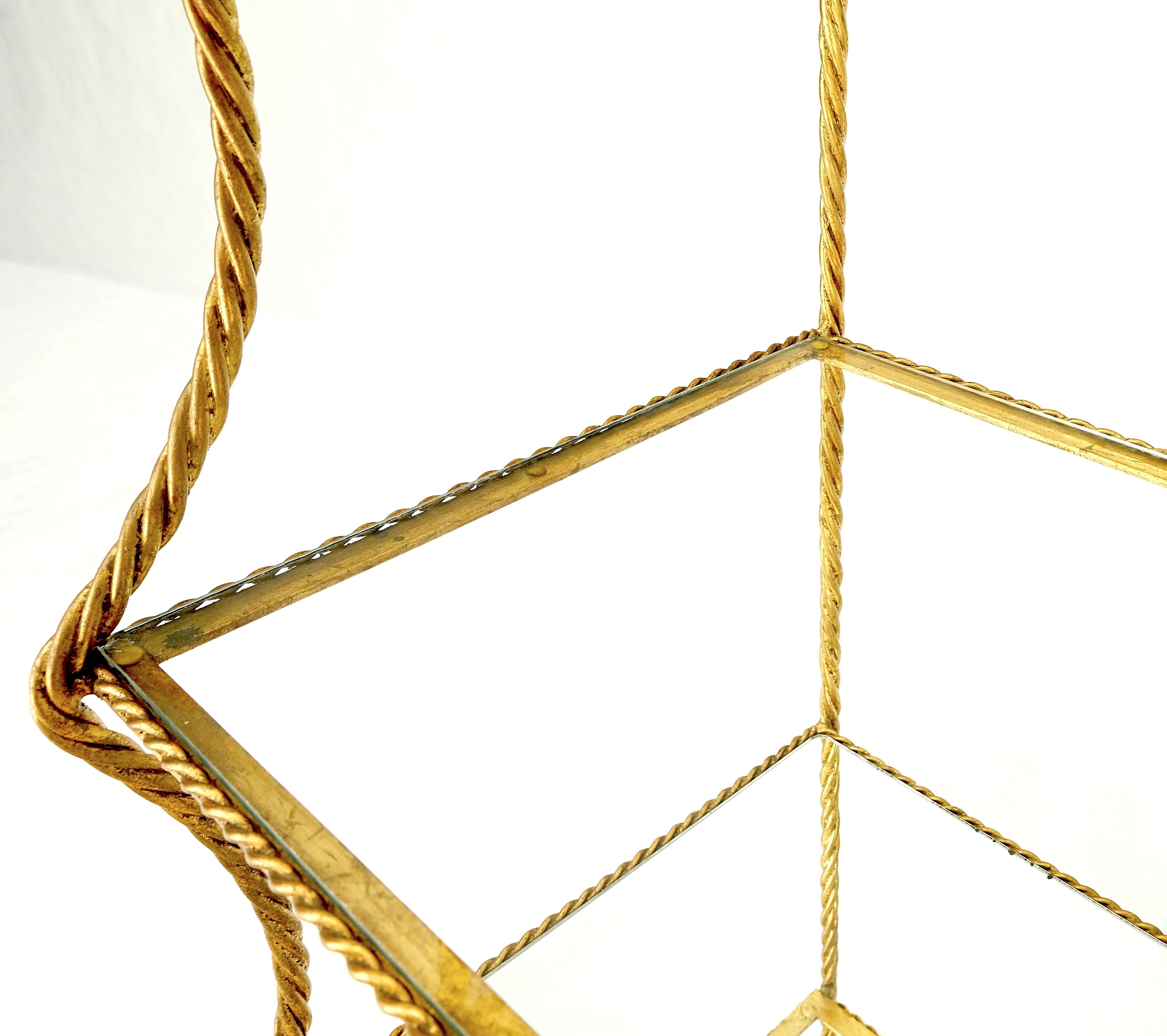 4stufiges italienisches „Twisted Rope“-Etagere-Dekoregal aus vergoldetem Metall in Mint! (20. Jahrhundert) im Angebot